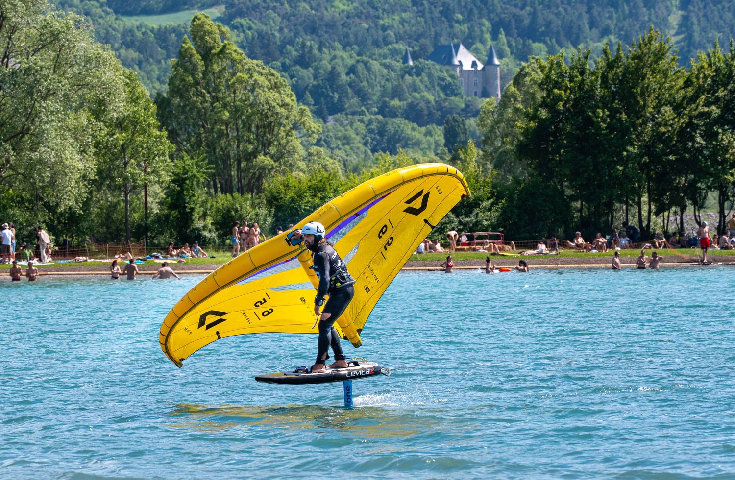 Athlète faisant du Foil lors du Outdoor Mix Festival d'Embrun sur le lac de Serre-Ponçon, Hautes-Alpes, photographié par Yannick Eyraud