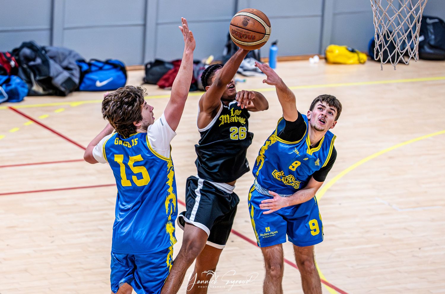 oueur du GASB Basket en attaque lors d'un match, Hautes-Alpes, photographié par Yannick Eyraud
