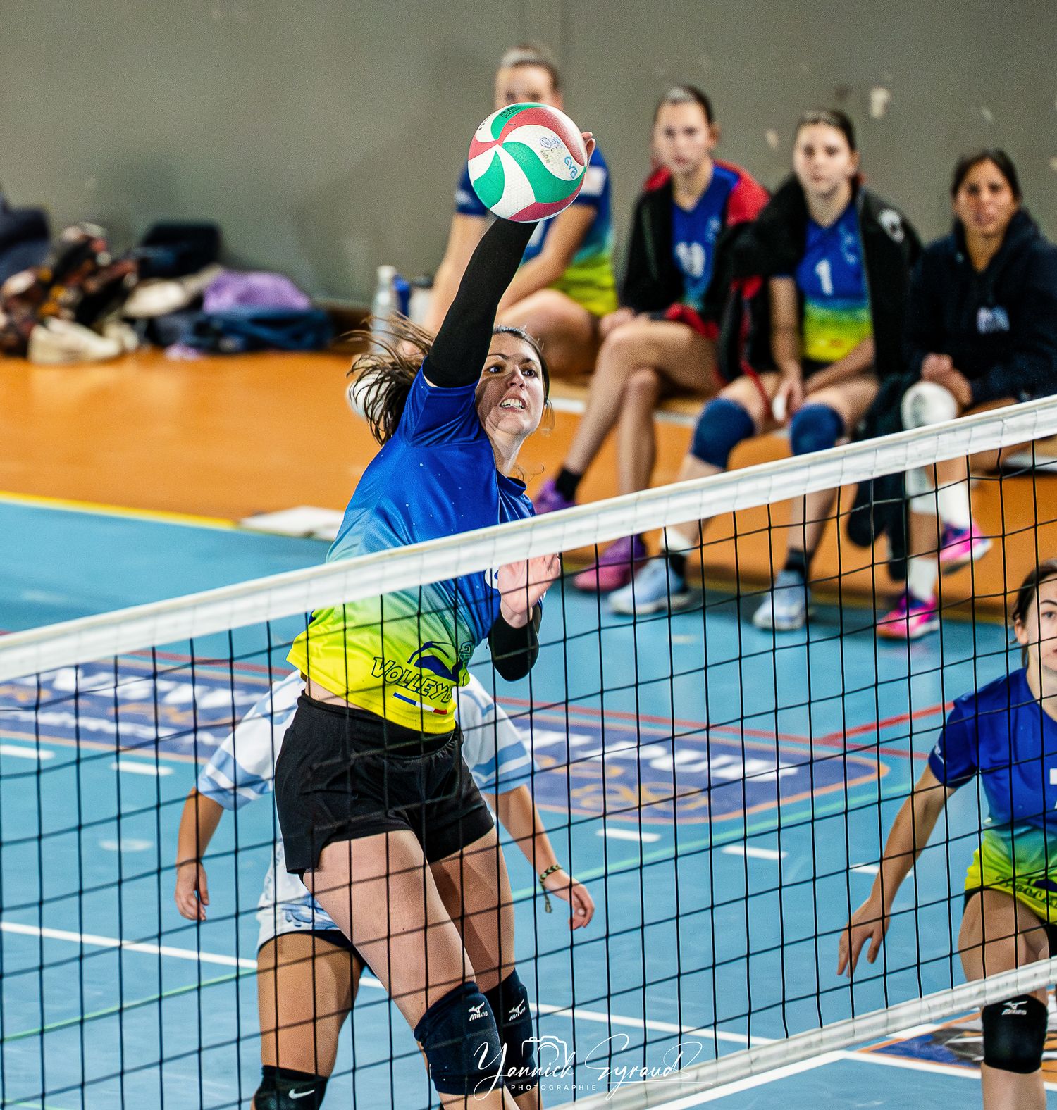 Joueuse du Volley Ball Gap en attaque lors d'un match, Hautes-Alpes, photographiée par Yannick Eyraud