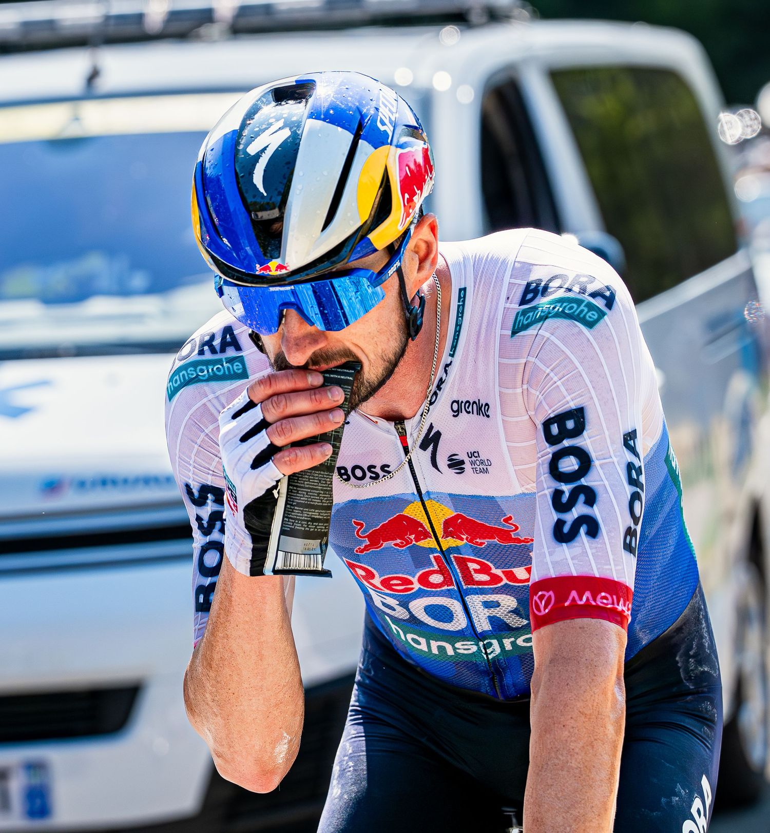 Cycliste de l'équipe Red Bull Bora Hansgrohe lors du tour de France, Hautes-Alpes, photographié par Yannick Eyraud