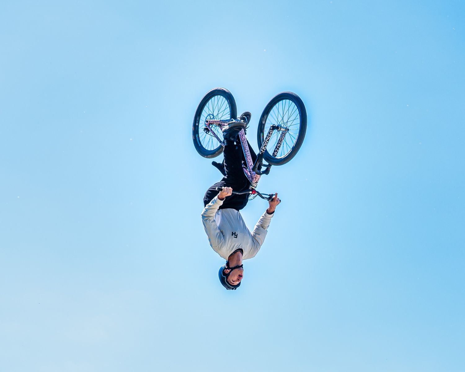 Pilote de dirt bike en salto lors de l'Outdoor Mix Festival d'Embrun, Hautes-Alpes, photographié par Yannick Eyraud