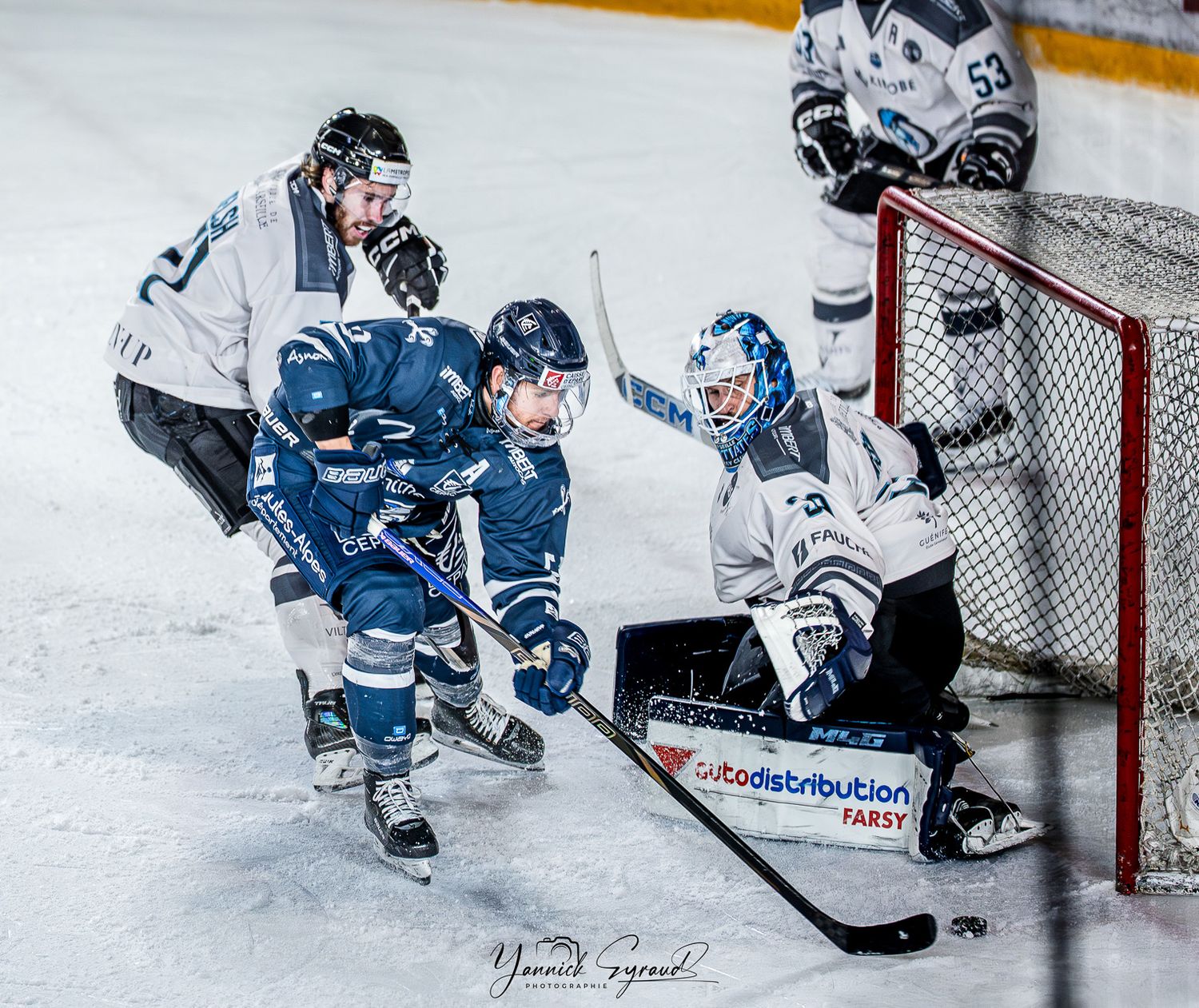 Joueur des Rapaces de Gap face au gardien adverse lors d'un match de Ligue Magnus, photographié par Yannick Eyraud