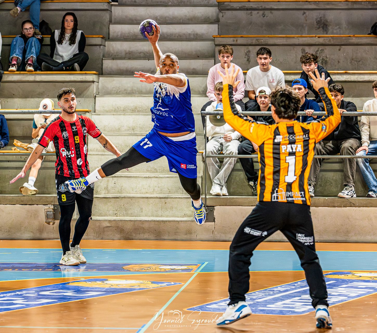 Joueur du Gap Handball en suspension lors d'un match, Hautes-Alpes, photographié par Yannick Eyraud