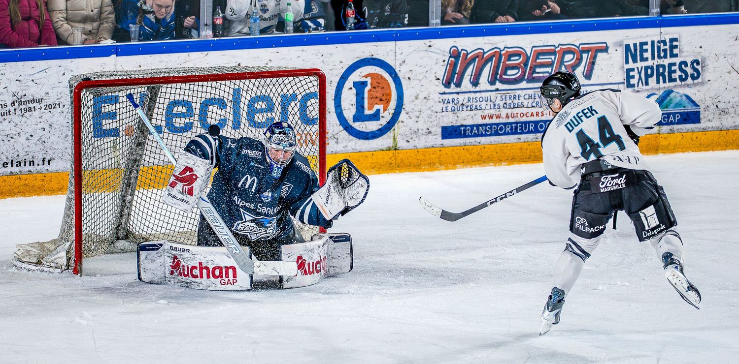 Attaquant face au gardien des Rapaces de Gap lors d'un match de Ligue Magnus, photographié par Yannick Eyraud