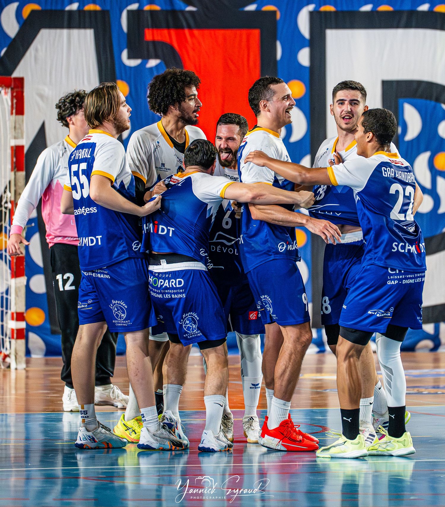 Joueurs du Gap Handball célébrant une victoire lors d'un match de Nationale 2, photographiés par Yannick Eyraud