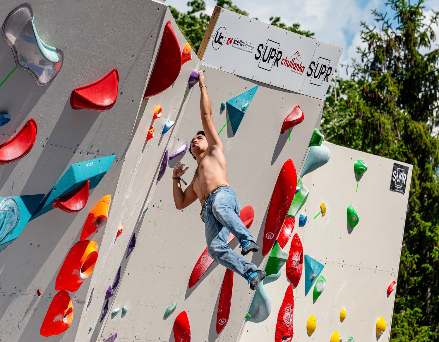 Grimpeur sur le mur d'escalade de l'Outdoor Mix Festival d'Embrun, Hautes-Alpes, photographié par Yannick Eyraud
