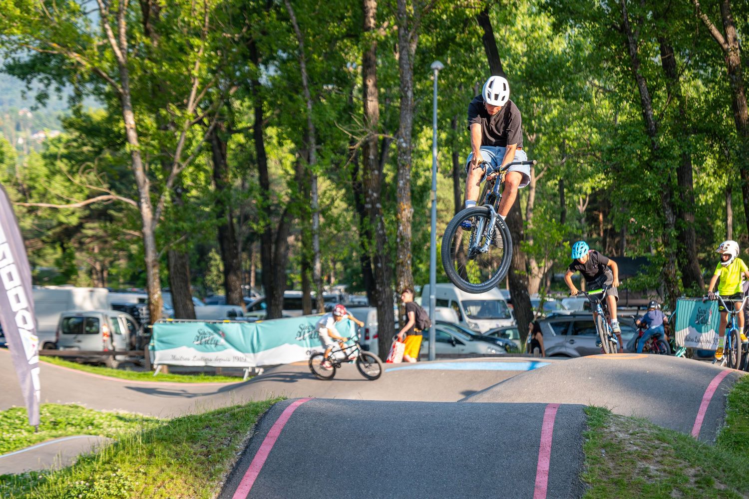 Vététiste sur le parcours de pumptrack lors du Outdoor Mix Festival d'Embrun, Hautes-Alpes, photographié par Yannick Eyraud