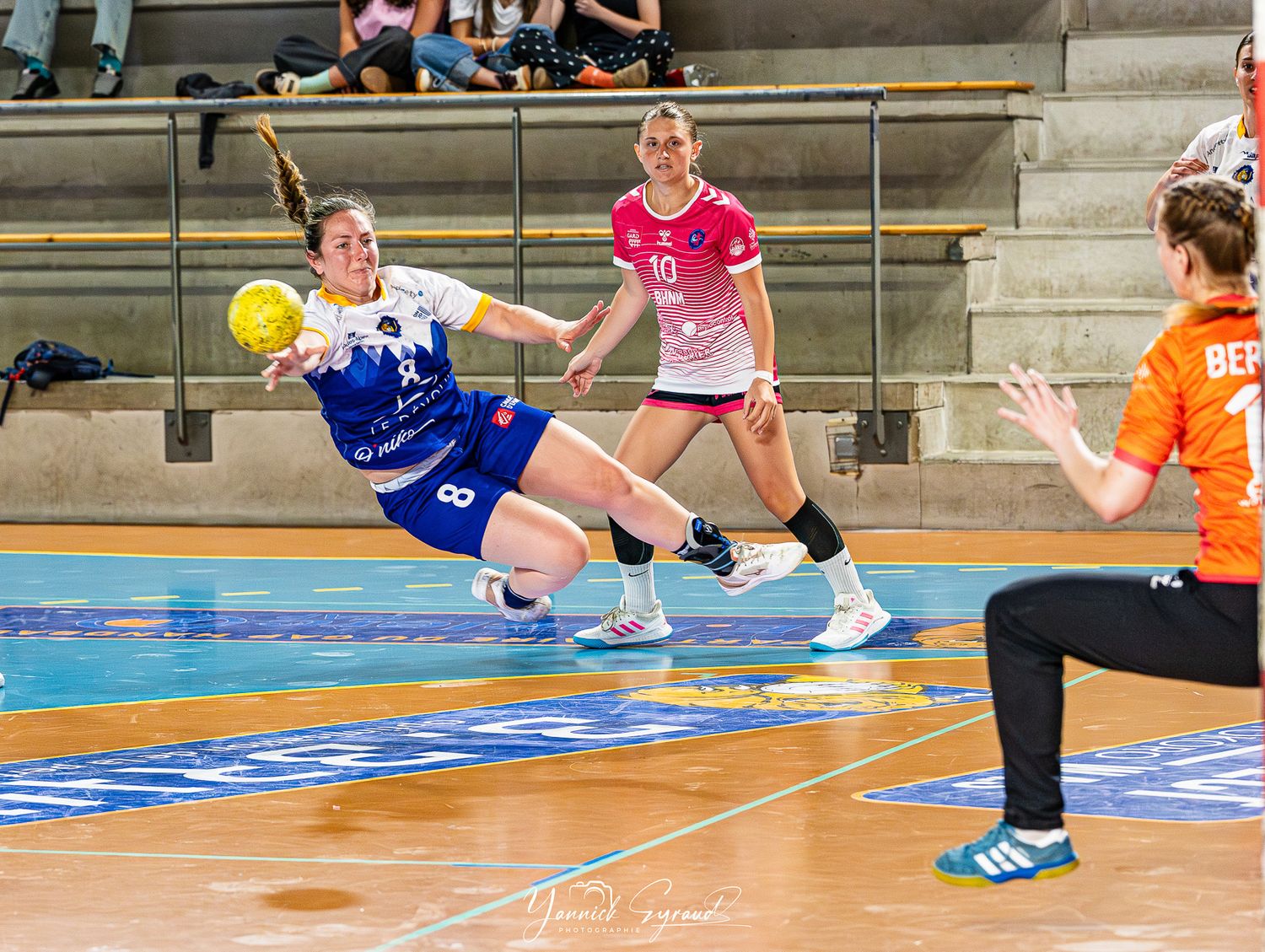 Joueuse du Gap Handball en suspension lors d'un match, Hautes-Alpes, photographié par Yannick Eyraud