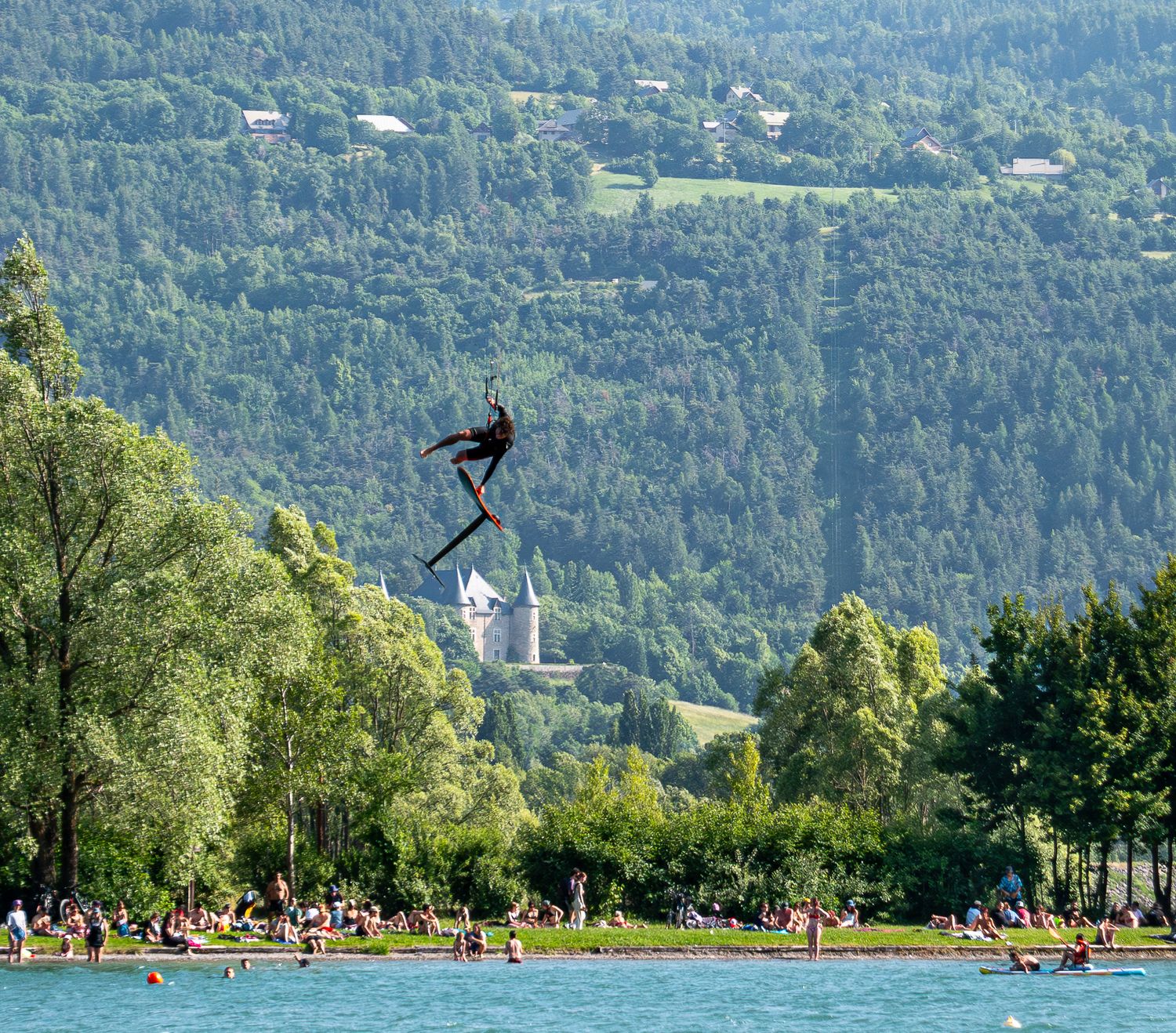 Kitesurfeur au-dessus du lac de Serre-Ponçon lors de l'Outdoor Mix Festival, Embrun, photographié par Yannick Eyraud