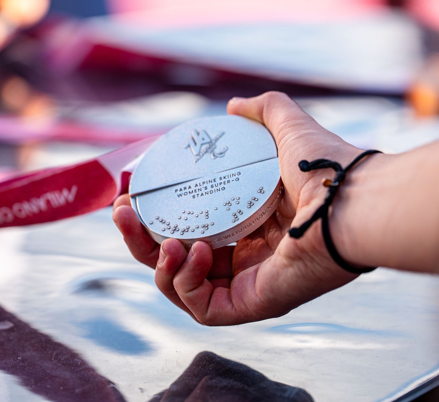 Médaille d'argent des Jeux paralympiques d'hiver de Cortina 2026, photographiée par Yannick Eyraud