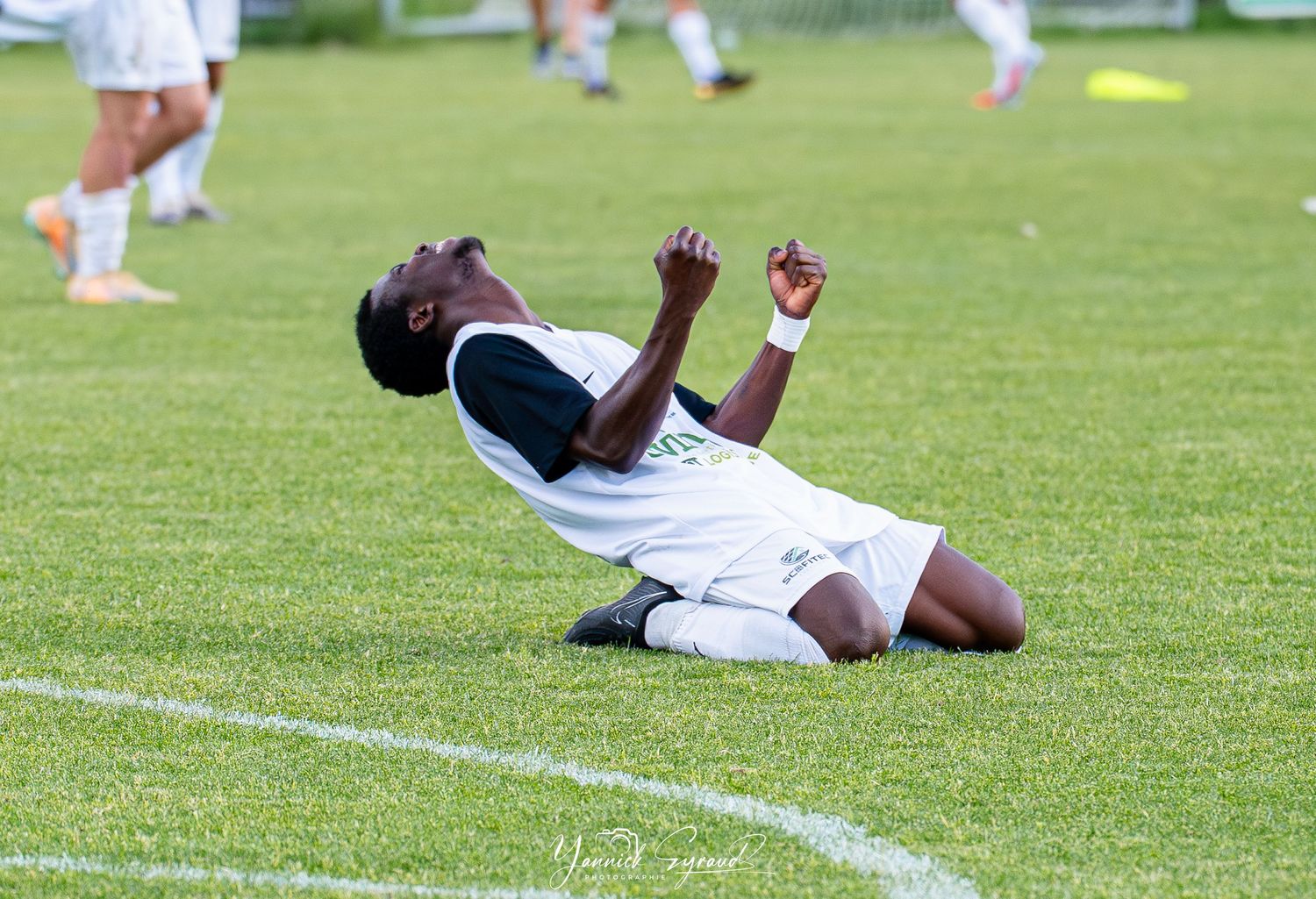 Joueur du Gap Foot 05 célébrant sa victoire en finale de la coupe des Alpes, Hautes-Alpes, photographié par Yannick Eyraud