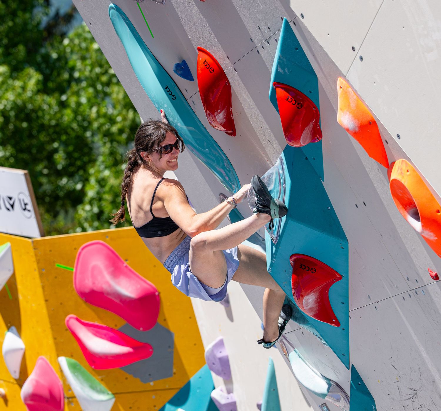 Grimpeuse sur le mur d'escalade de l'Outdoor Mix Festival d'Embrun, Hautes-Alpes, photographiée par Yannick Eyraud
