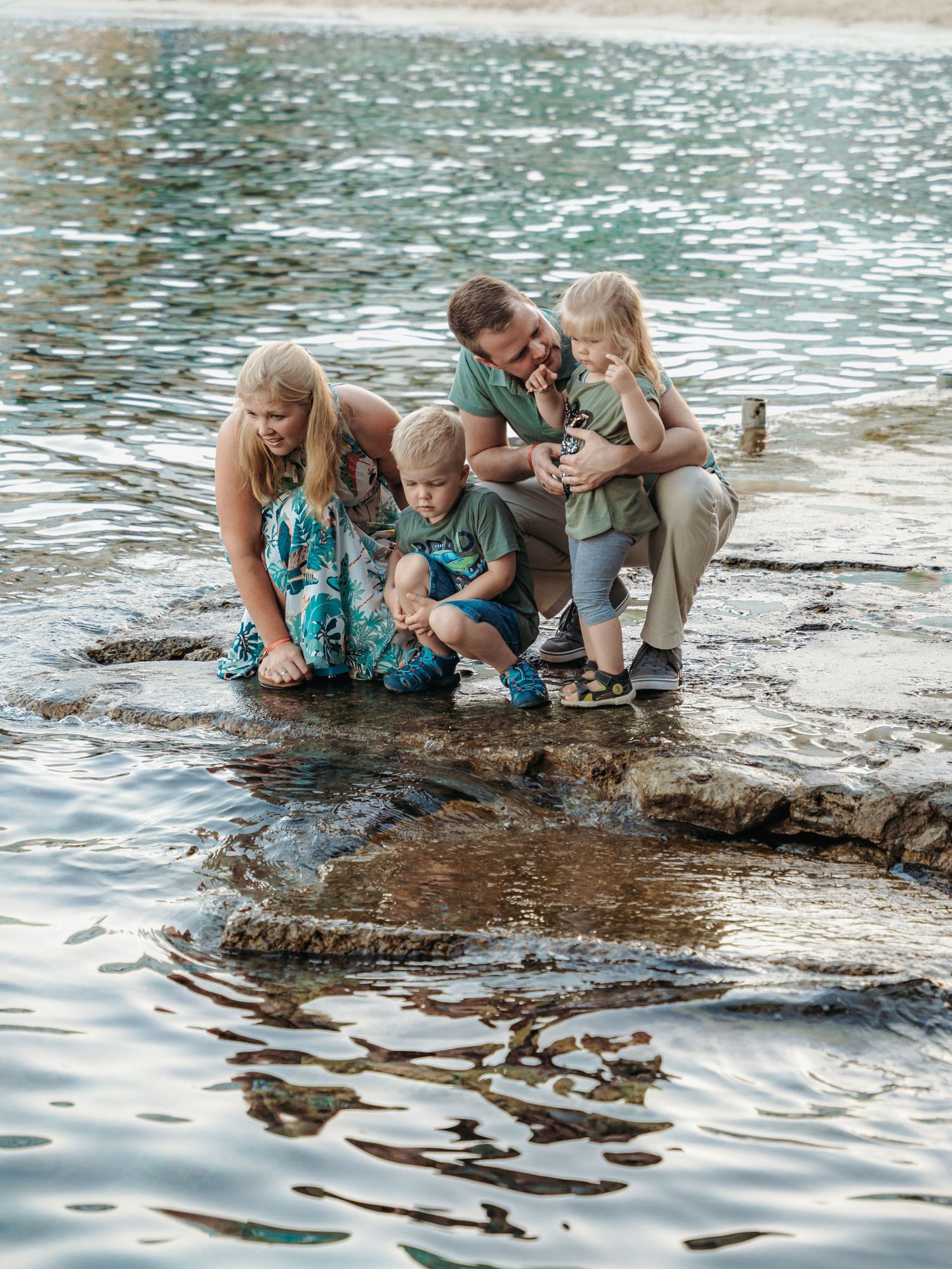 Family with young children sharing a natural moment by the water, documentary family photography by Herzenshaus Studio, Frankfurt Rhein-Main