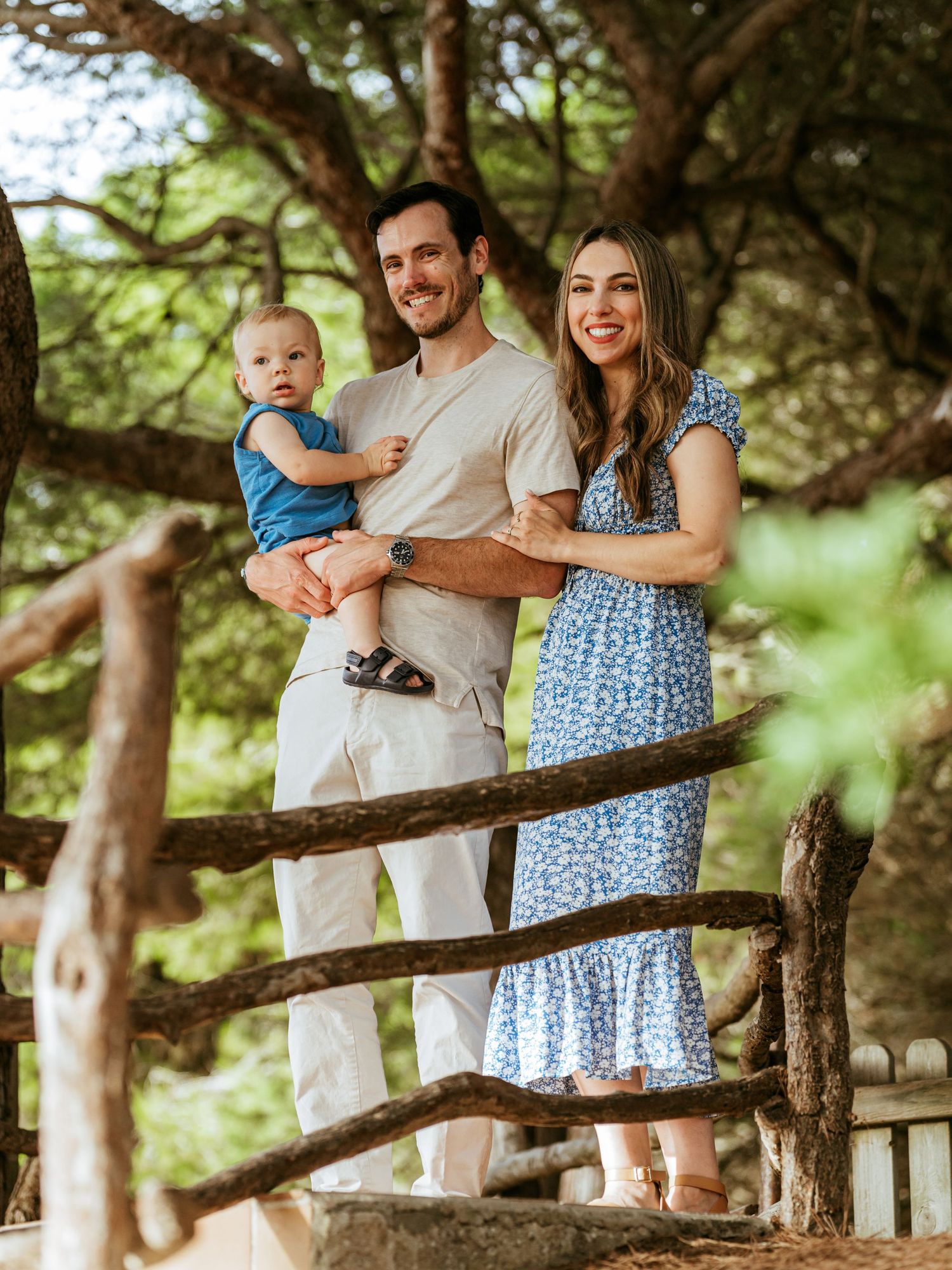 Youn family with baby sharing a relaxed moment, natural photography by Herzenshaus Studio, Frankfurt Rhein-Main.