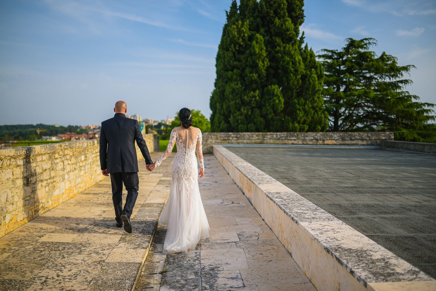 Bride and groom walking hand in hand after their wedding, natural wedding photography by Herzenshaus Studio, Frankfurt Rhein-Main.