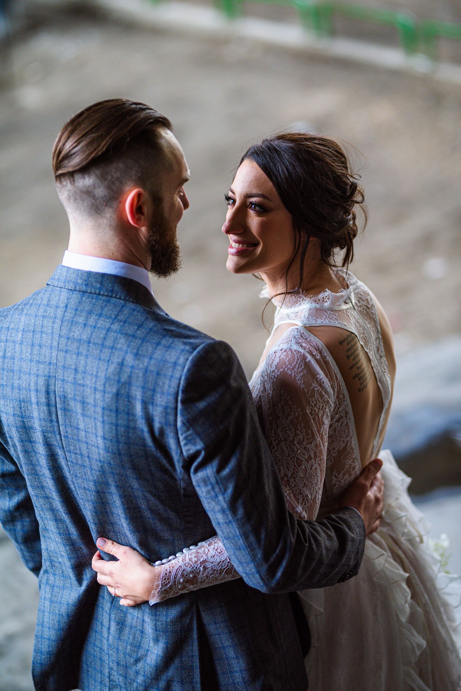 Bride and Groom embracing in an intimate wedding portrait, documentary wedding photography by Herzenshaus Studio, frankfurt Rhein-Main.