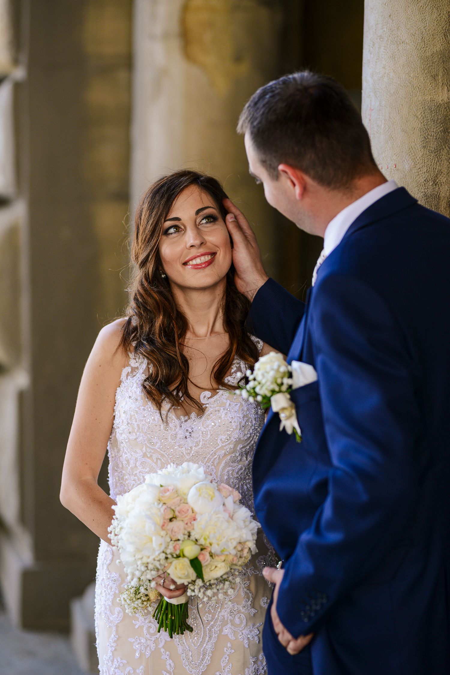 Bride and groom sharing a tender glance, a quiet wedding moment captured by Herzenshaus Studio, Frankfurt Rhen-Main.