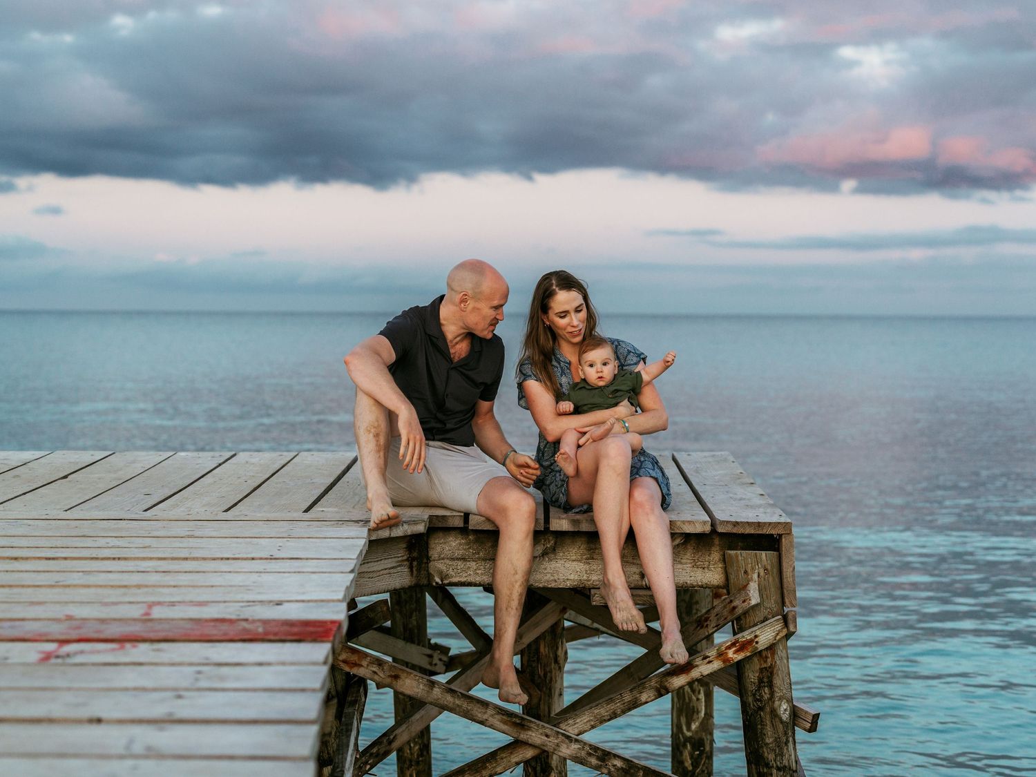 At the edge of a wide world, their whole world fits into one embrace. Family photography by Herzenshaus Studio, Frankfurt.