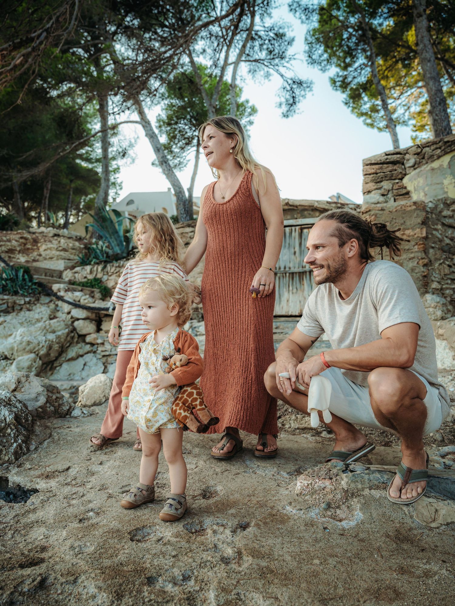 Family of two young children sharing a nartural outdoor moment, documentary family photography by Herzenshaus Studio, Frankfurt Rhein-Main.