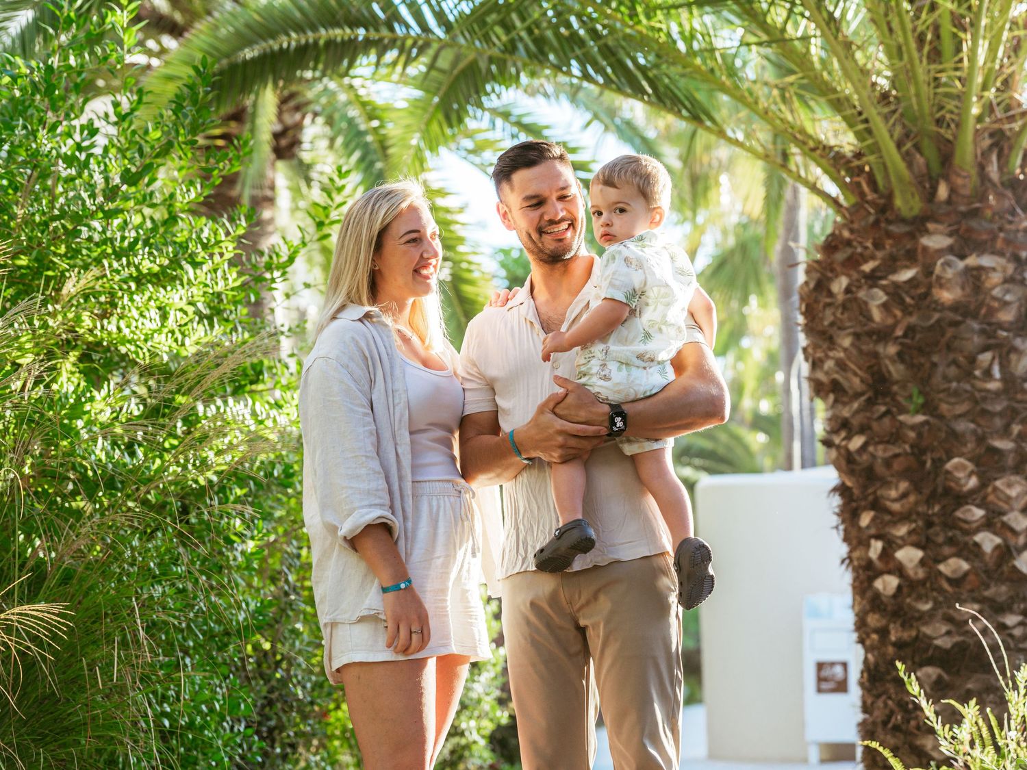 A family held together by the small, ordinary moments that one day become everything. Family photography by Herzenshaus Studio, Frankfurt.