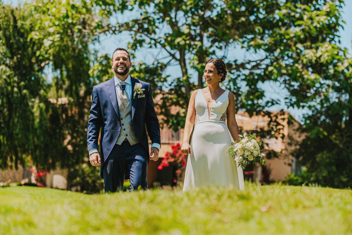 Bride and groom walking hand in hand, sharing an effortless moment of happiness - wedding photography by Herzenshaus Studio, Frankfurt.