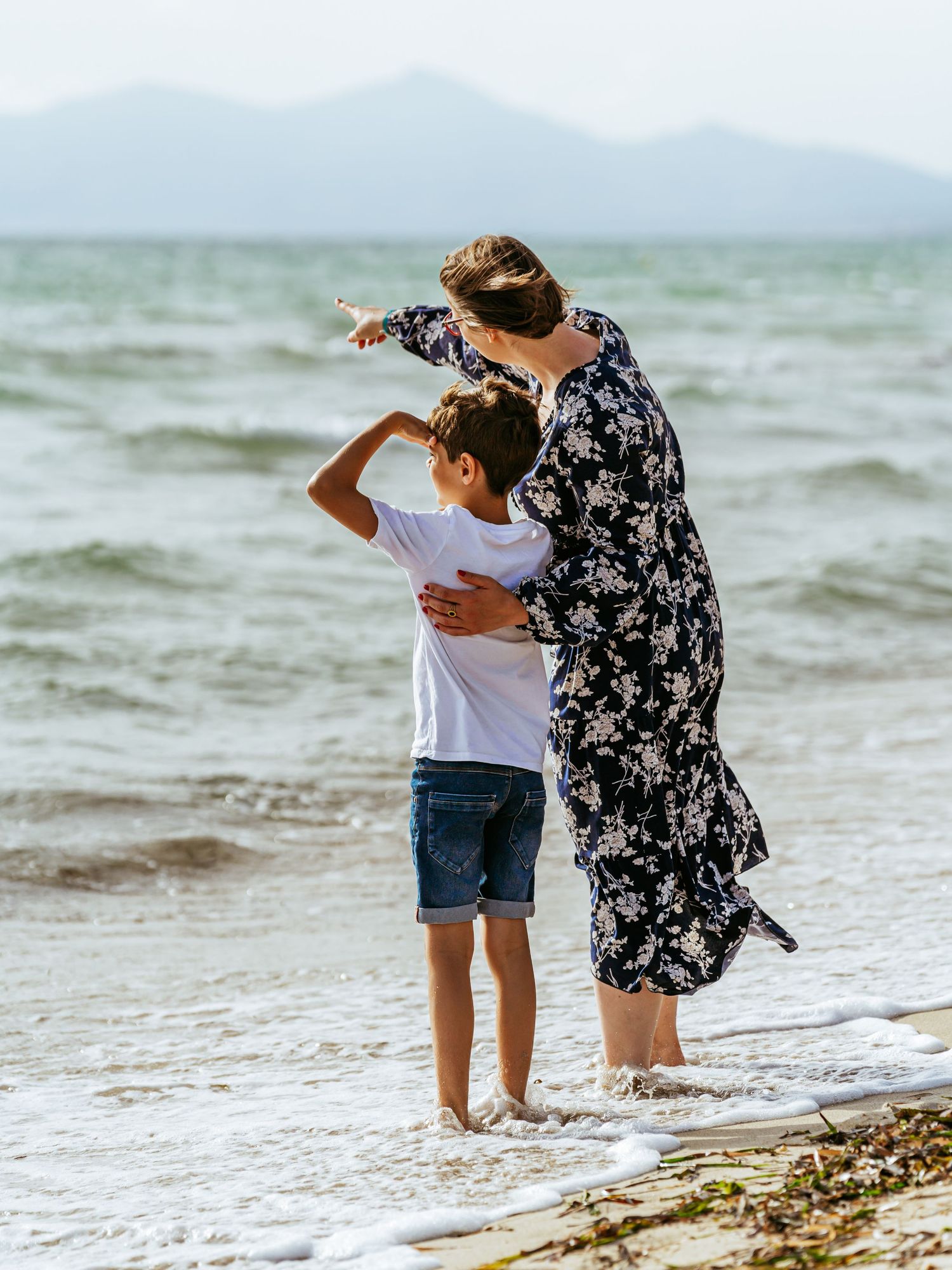 Mother and son standing together at the shoreline, sharing a quiet moment, family photography by Herzenshaus Studio, Frankfurt Rhein-Main.
