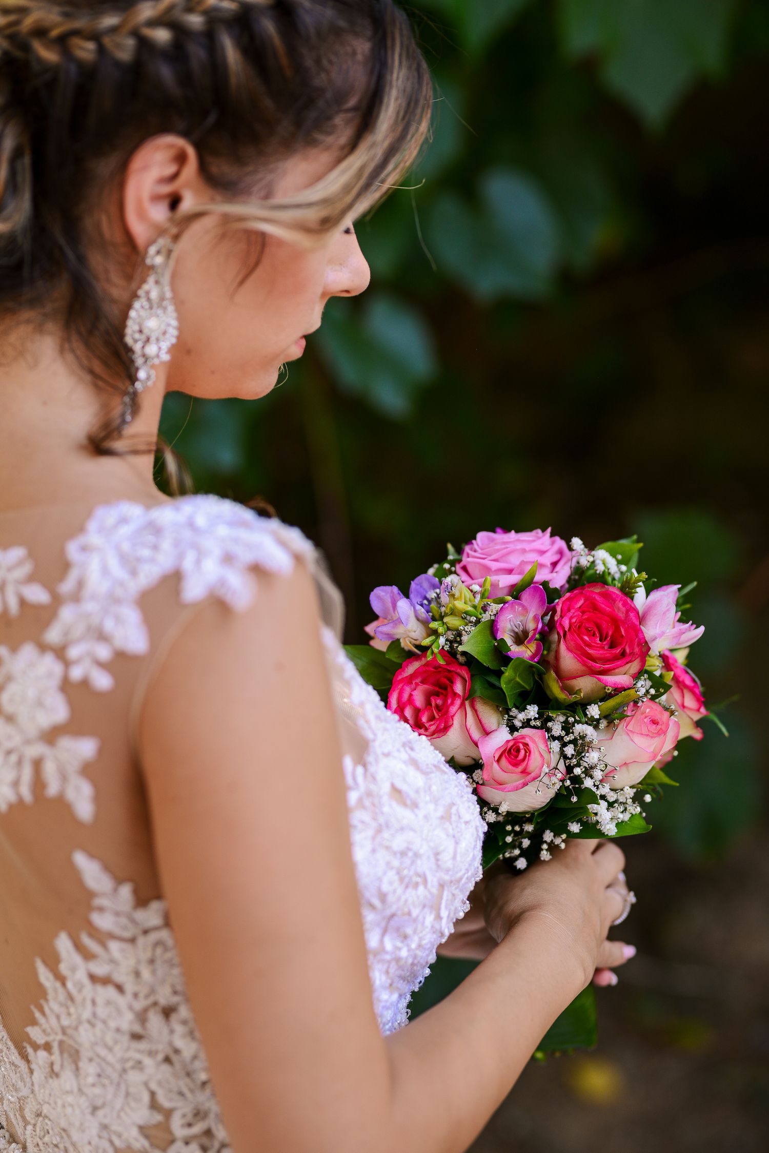 Bride holding a rose wedding bouquet, elegant bridal portrait and wedding photography by Herzenshaus Studio, Frankfurt Rhein-Main.