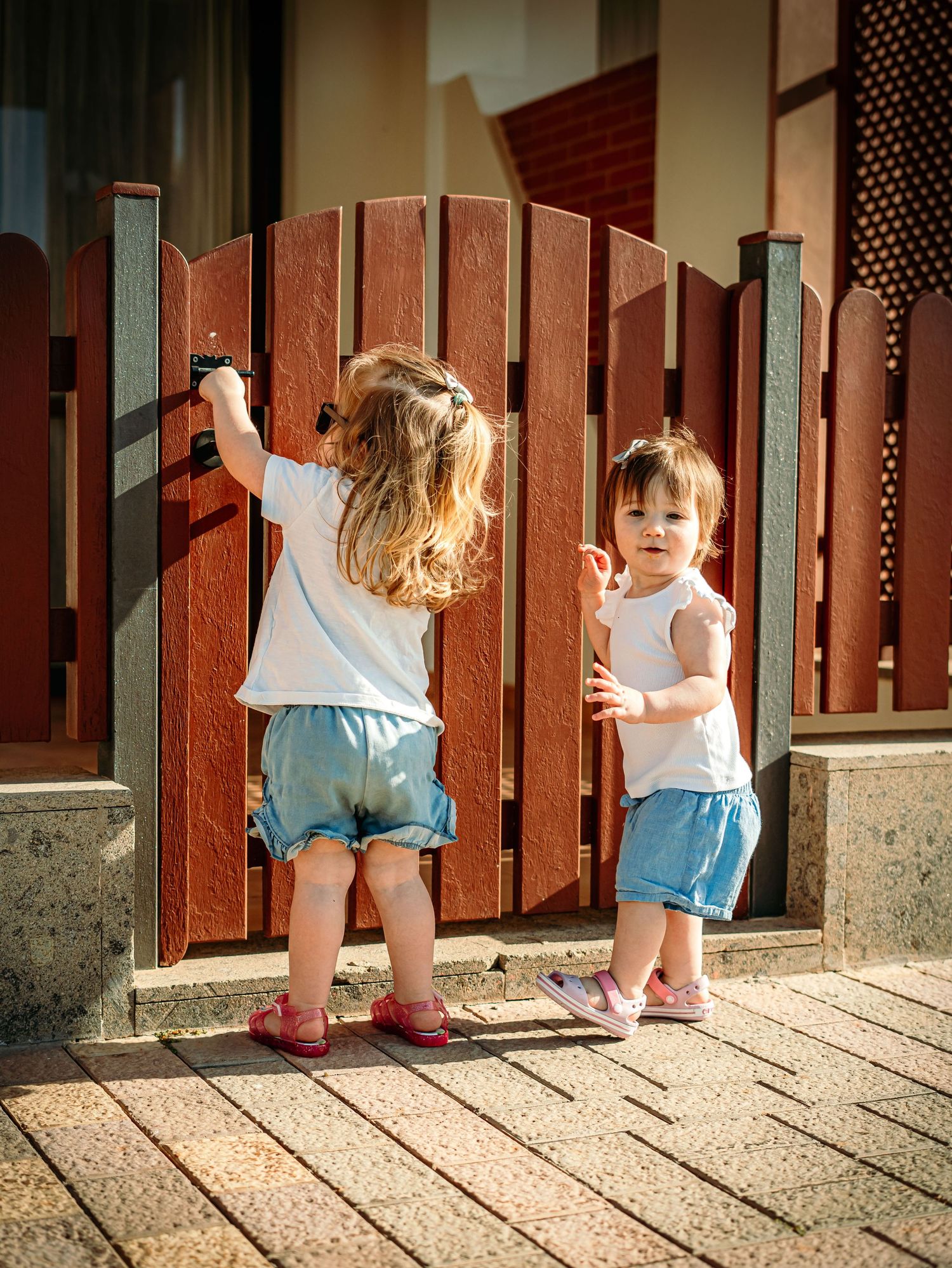 Two young sisters exploring together outdoors, candid childhood and family photography by Herzenshaus Studio, Frankfurt Rhein-Main.