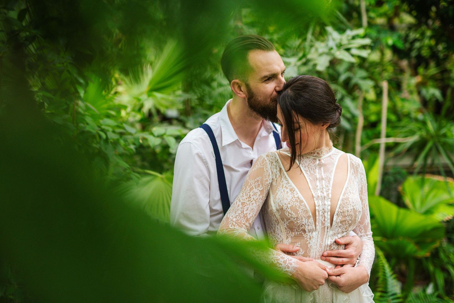 Groom kissing his bride's forehead, a quiet gesture of tenderness and belonging - wedding photography by Herzenshaus Studio, Frankfurt.