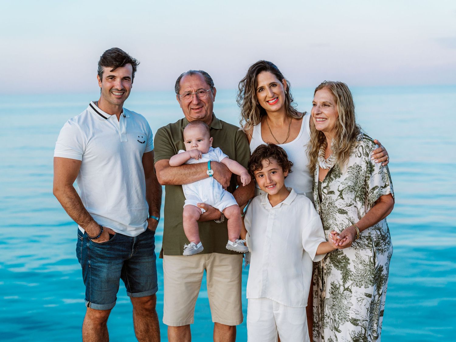 Three generations, one family, one moment worth keeping. Family photography by Herzenshaus Studio, Frankfurt.