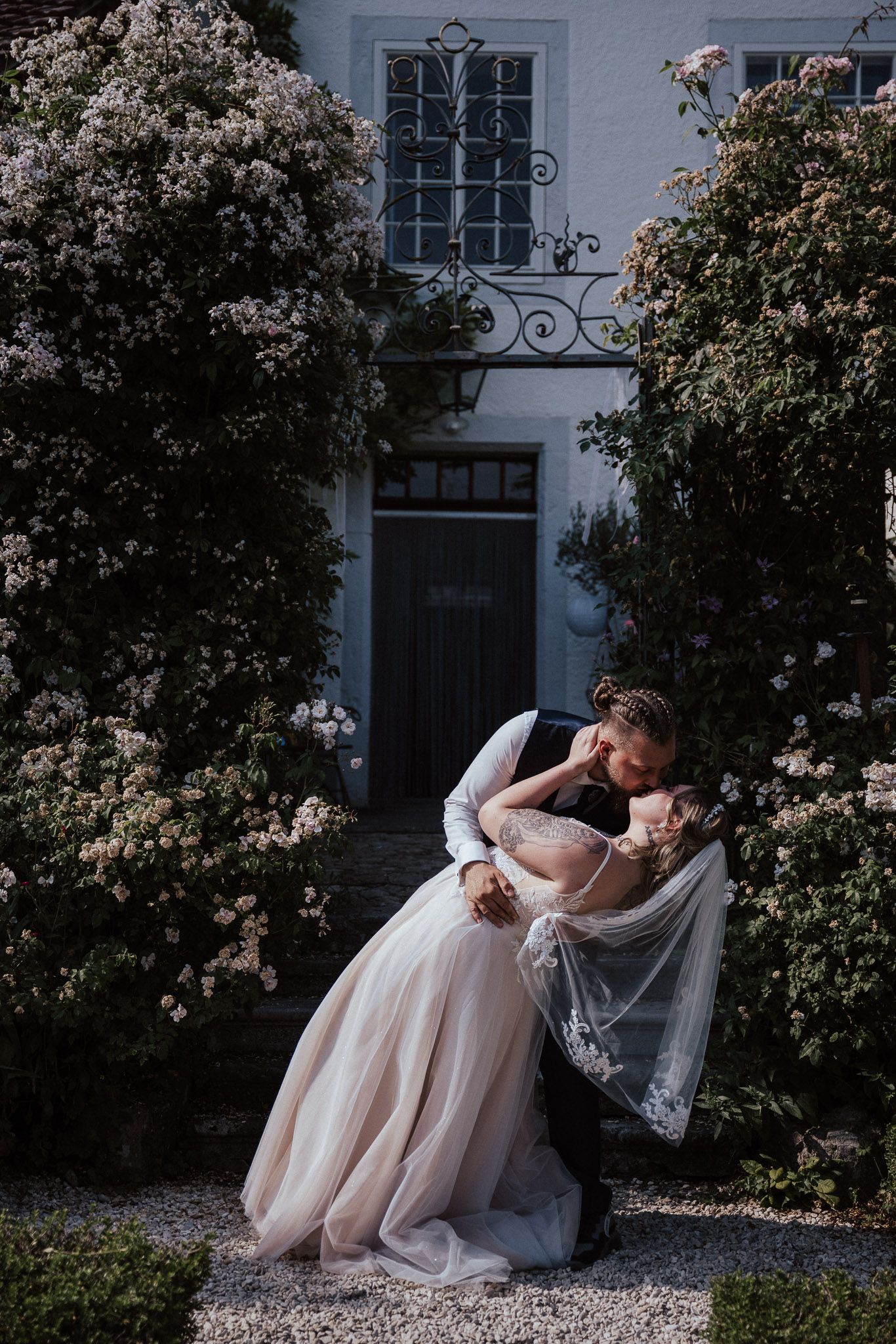 Romantisches cinematic Hochzeitsfoto Schweiz Alternatives Brautpaar Schweiz Solothurn Gartenhochzeit Rosen