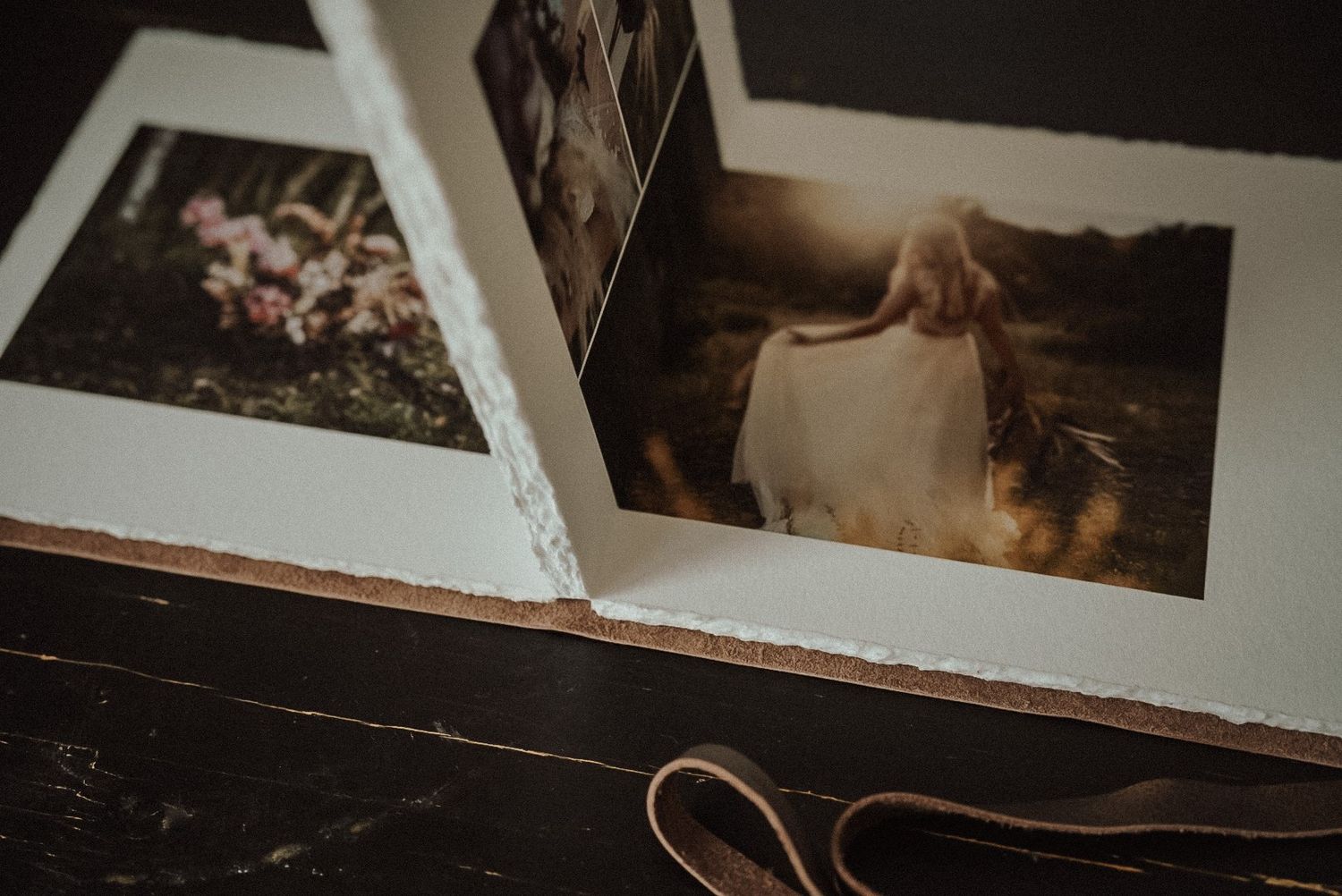 Aufgeschlagenes Fine Art Journal mit Hochzeitsfotos in der Natur