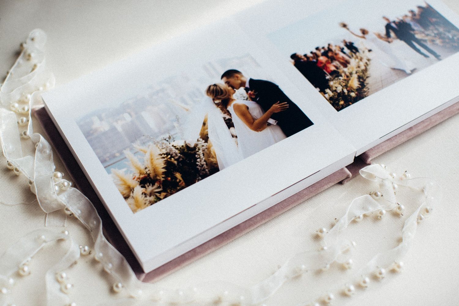 Aufgeschlagenes Hochzeitsalbum mit Lay-Flat-Doppelseite auf Fotopapier – Hochzeitsfotograf Tirol
