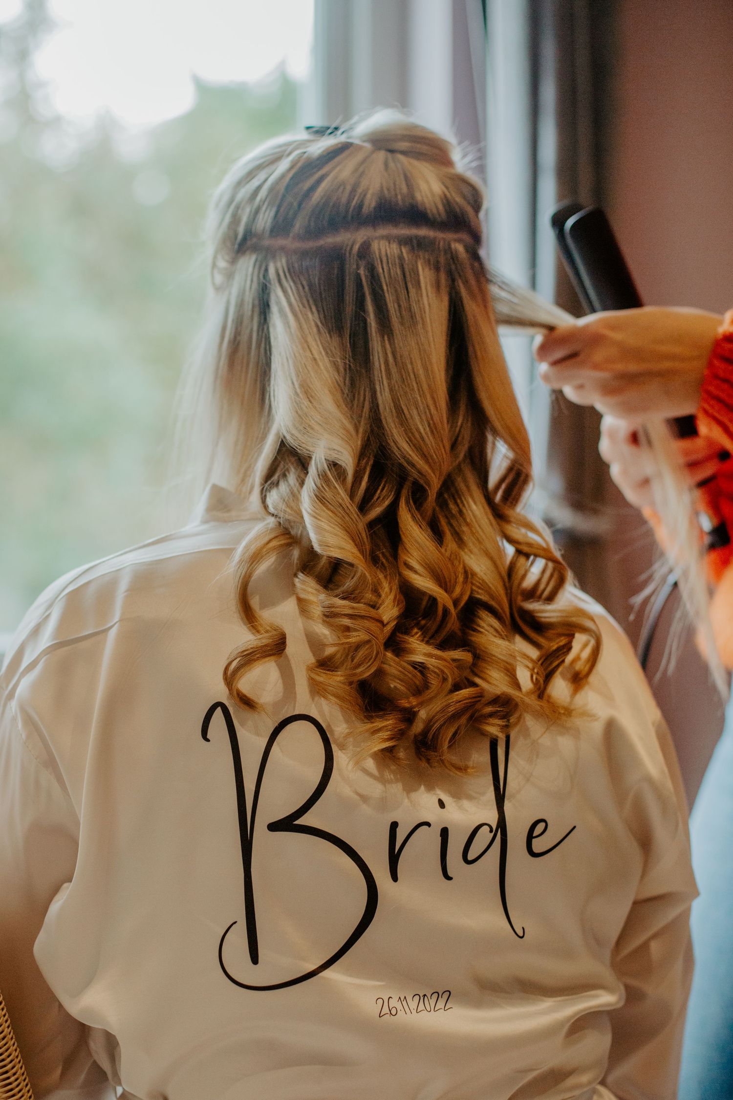 Bride getting ready with family during prep in Hertfordshire – RELM Photography.