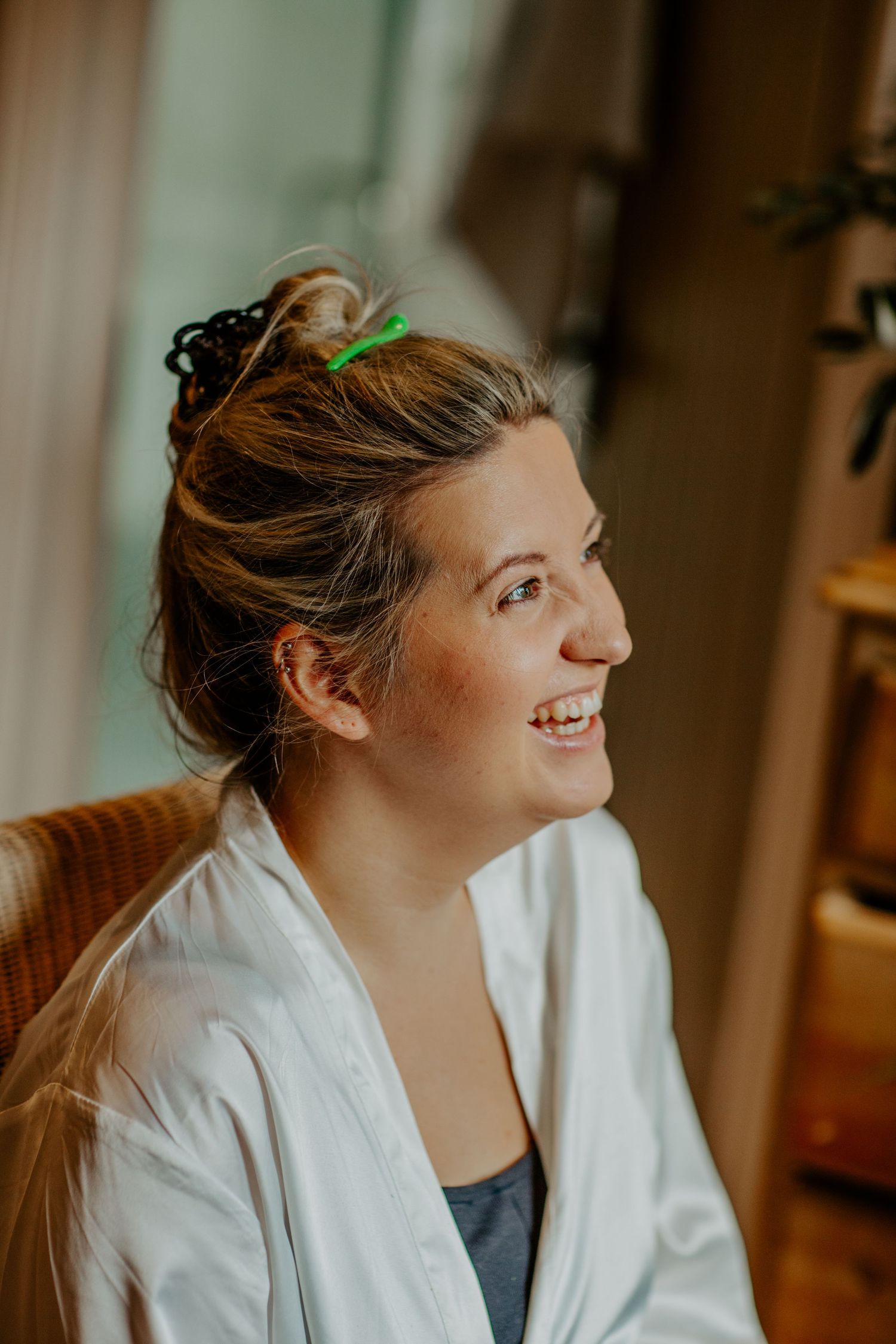 Bride getting ready with family during prep in Hertfordshire – RELM Photography.