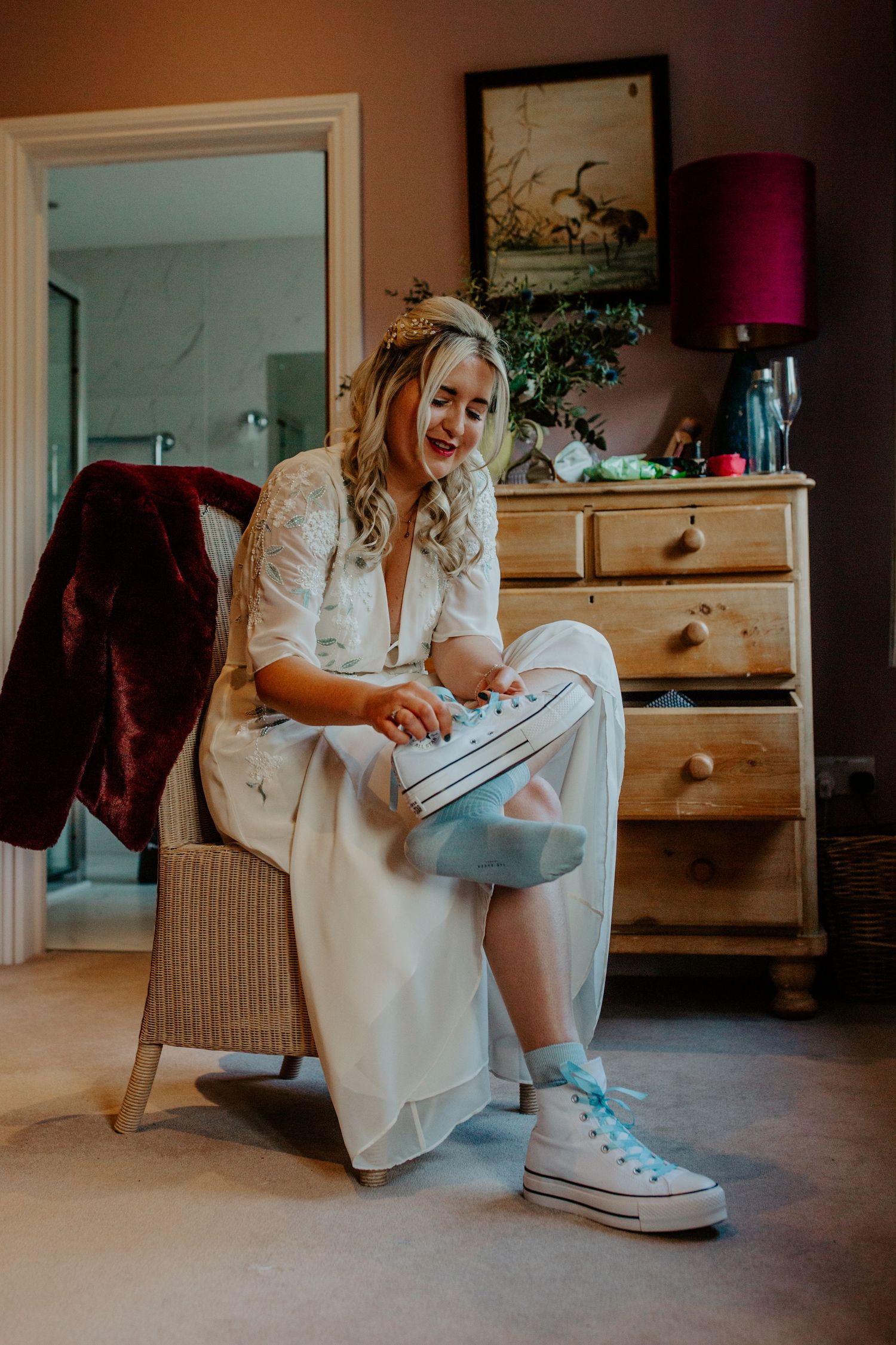 Bride getting ready with family during prep in Hertfordshire – RELM Photography.