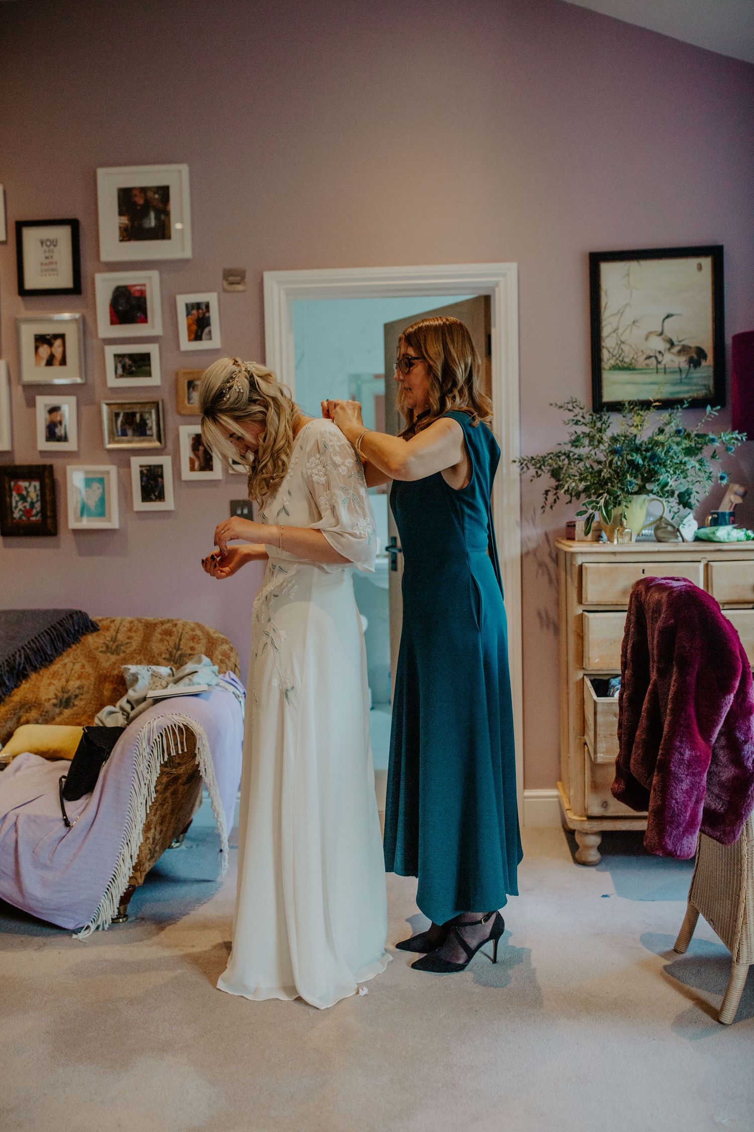 Bride getting ready with family during prep in Hertfordshire – RELM Photography.