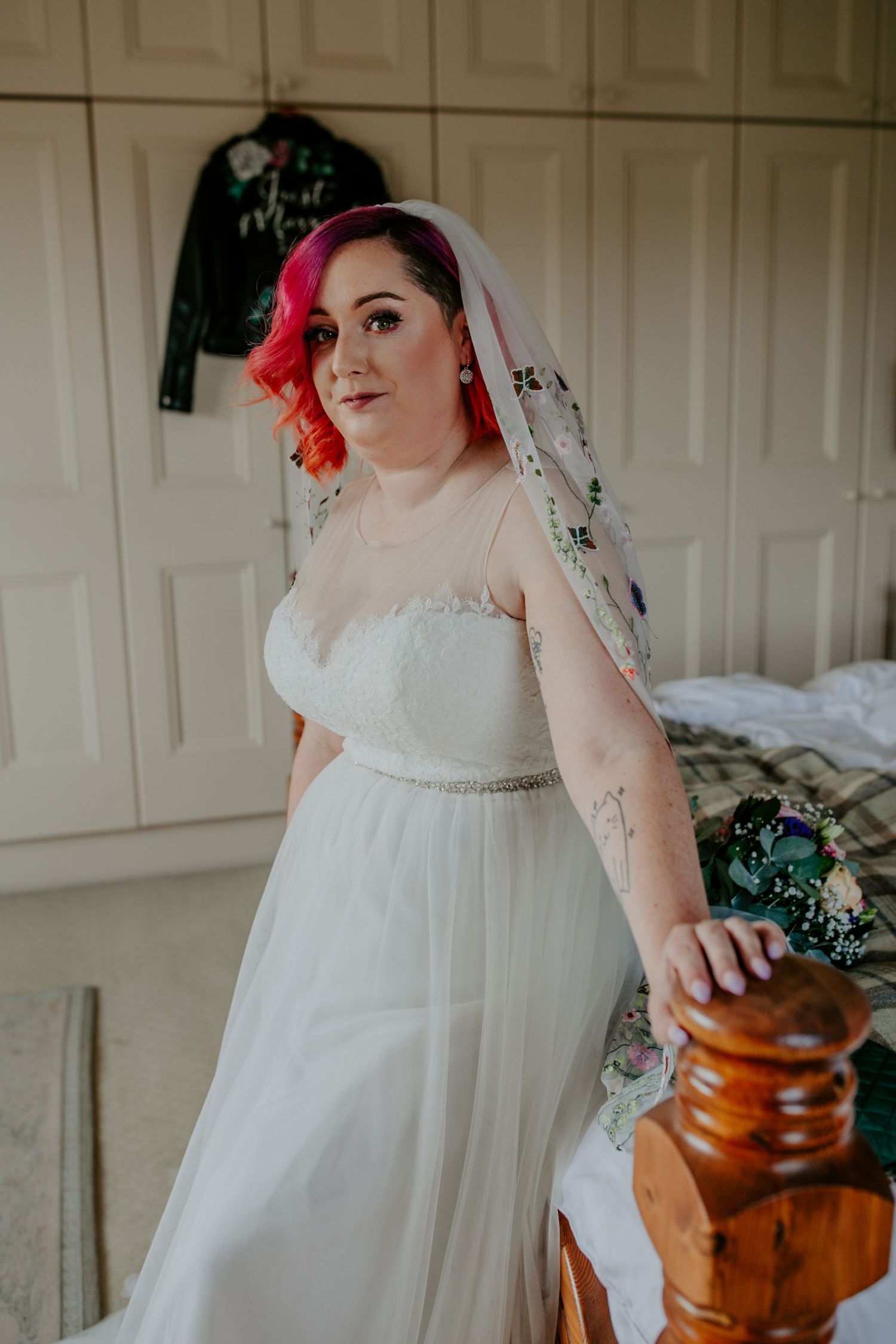 Bridal prep with a pop of colour – The bride's pink hair stands out