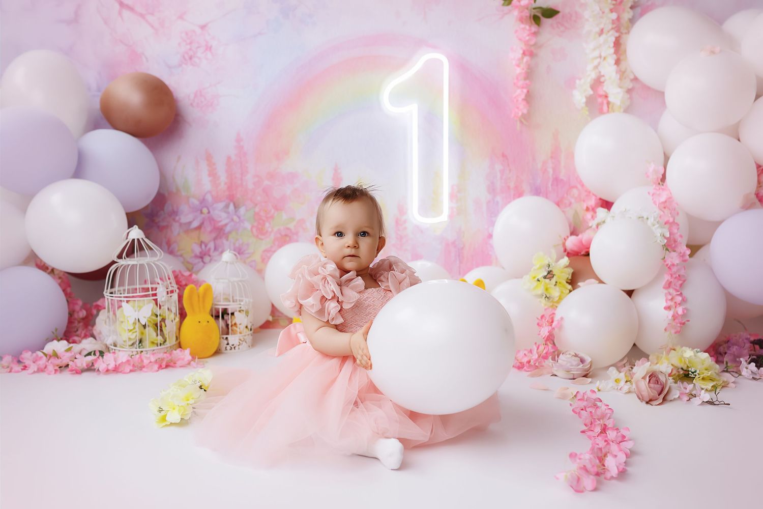 Laste sünnipäeva fotosessioon perega hubases fotostuudios TAllinnas. Fotograaf Evelin Talvar Cake smash