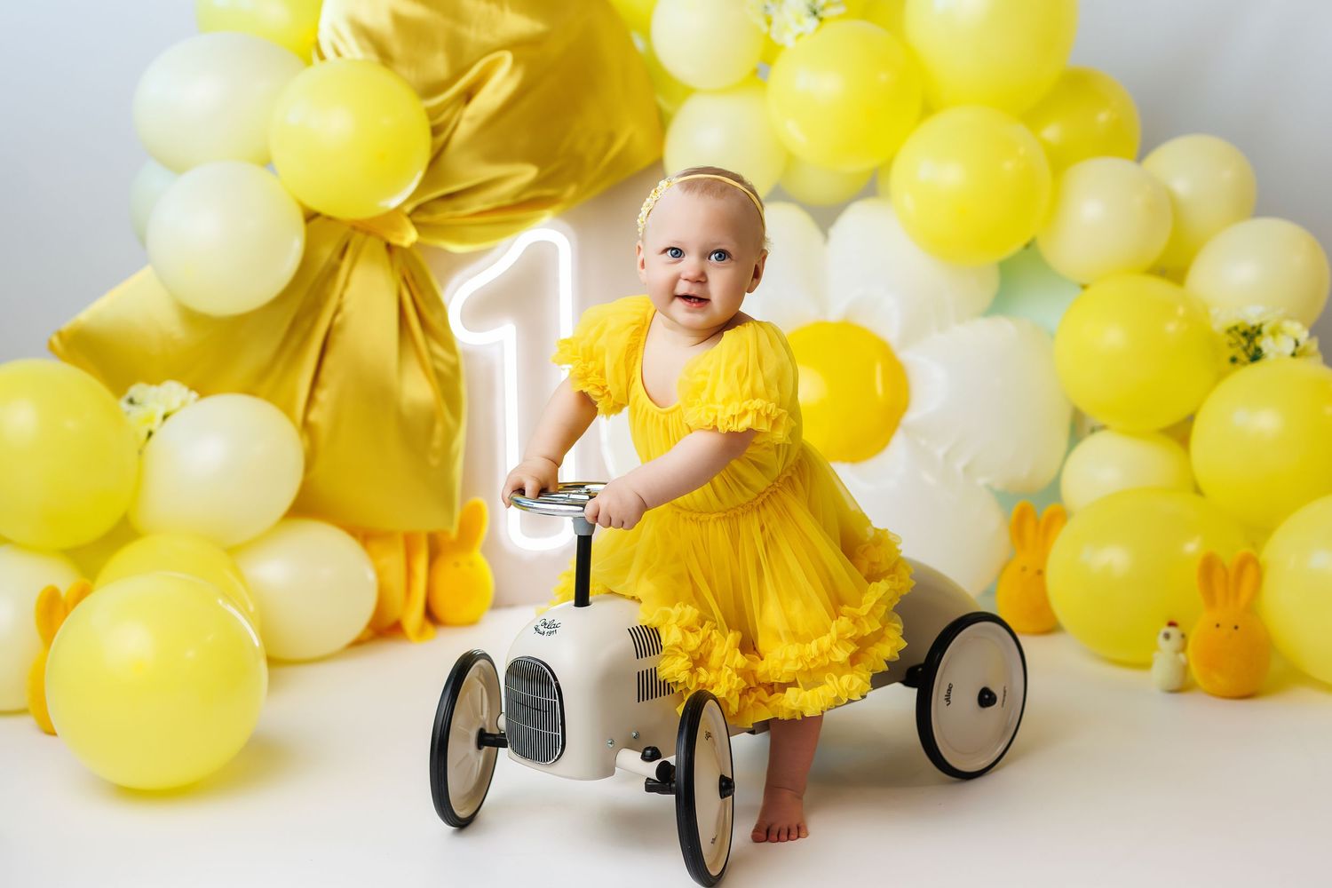 Laste sünnipäeva fotosessioon perega hubases fotostuudios TAllinnas. Fotograaf Evelin Talvar Cake smash