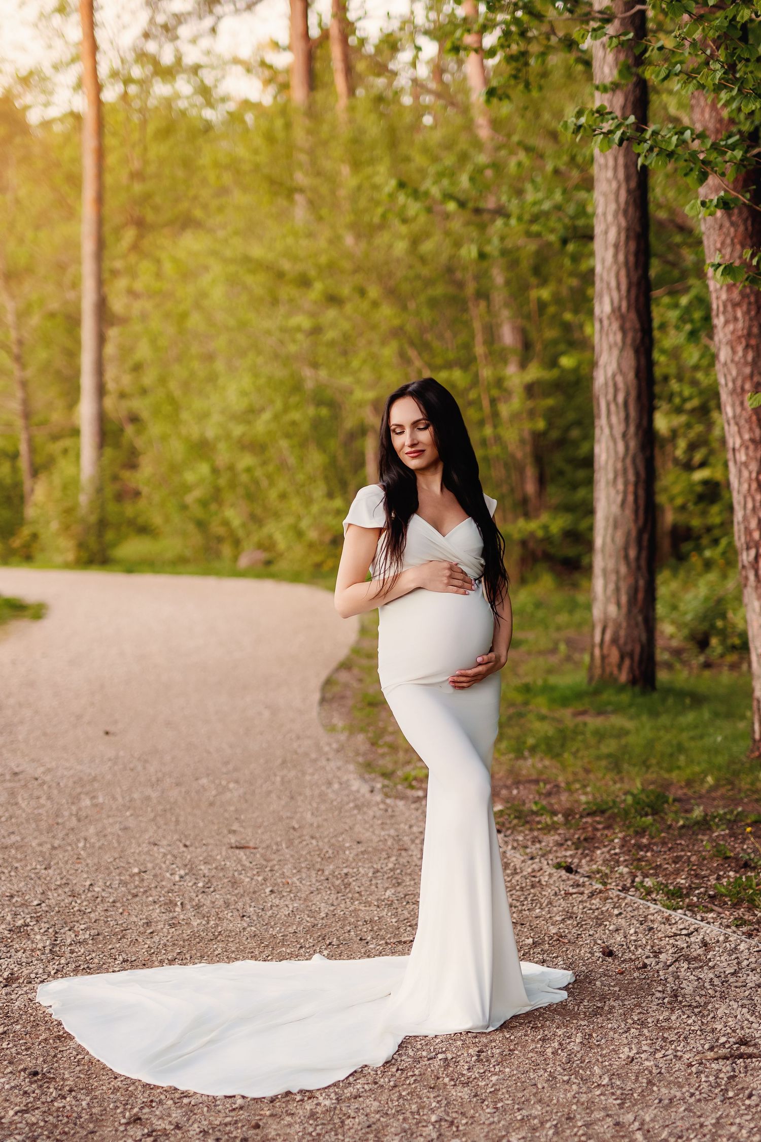 Valge pikk kleit raseduse fotosessiooniks fotograaf Evelin Talvar fotostuudios Tallinnas. Beebiootuse fotosessioon lootuses