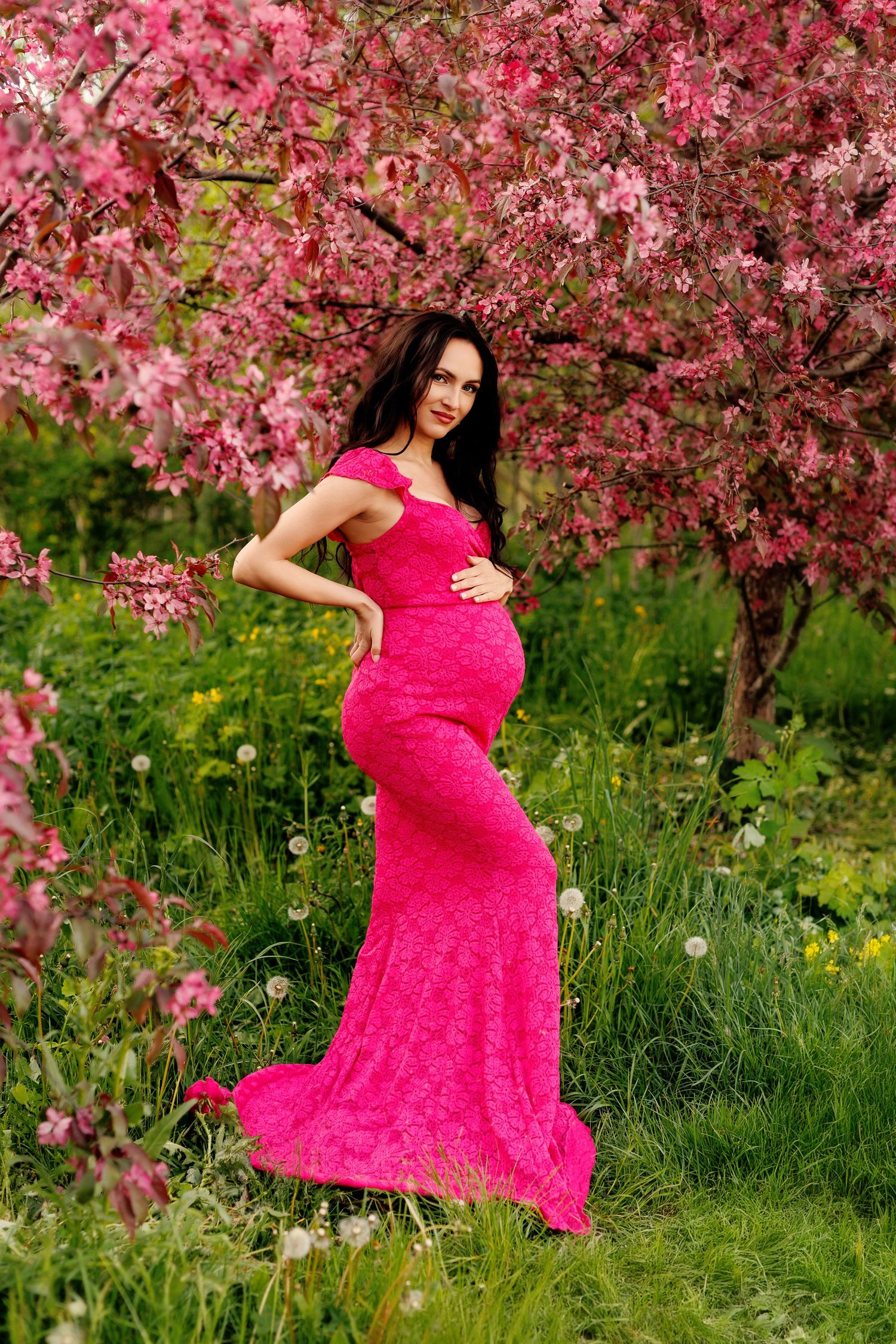 Fuksia roosa raseda kleit beebiootuse fotosessiooniks looduses. Beebiootuse fotograaf Evelin Talvar