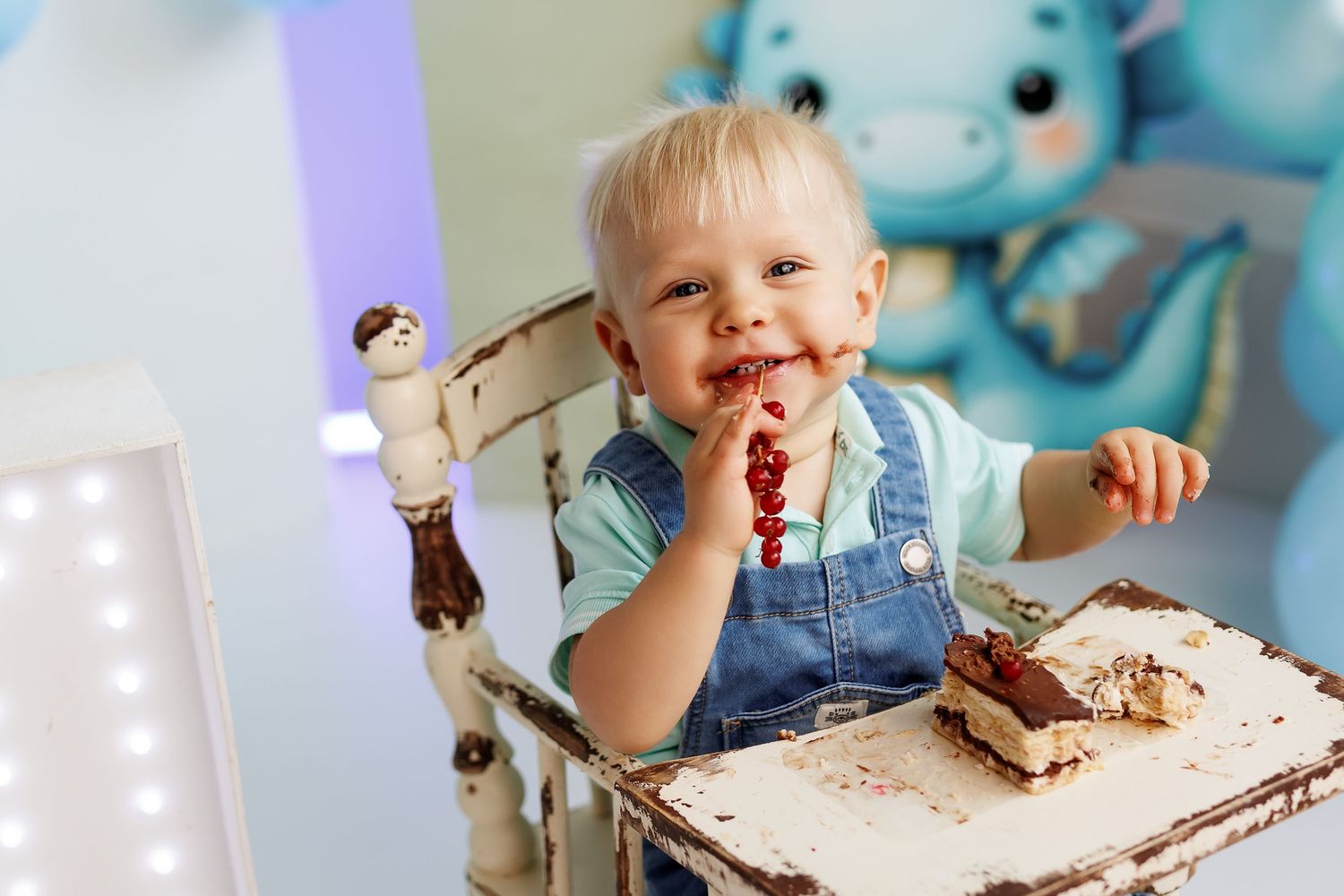 Perepildid fotostuudios. Fotosessioon. Lapse esimene sünnipäeva fotosessioon Tallinnas. Lastefotograaf Evelin Talvar Cake smash