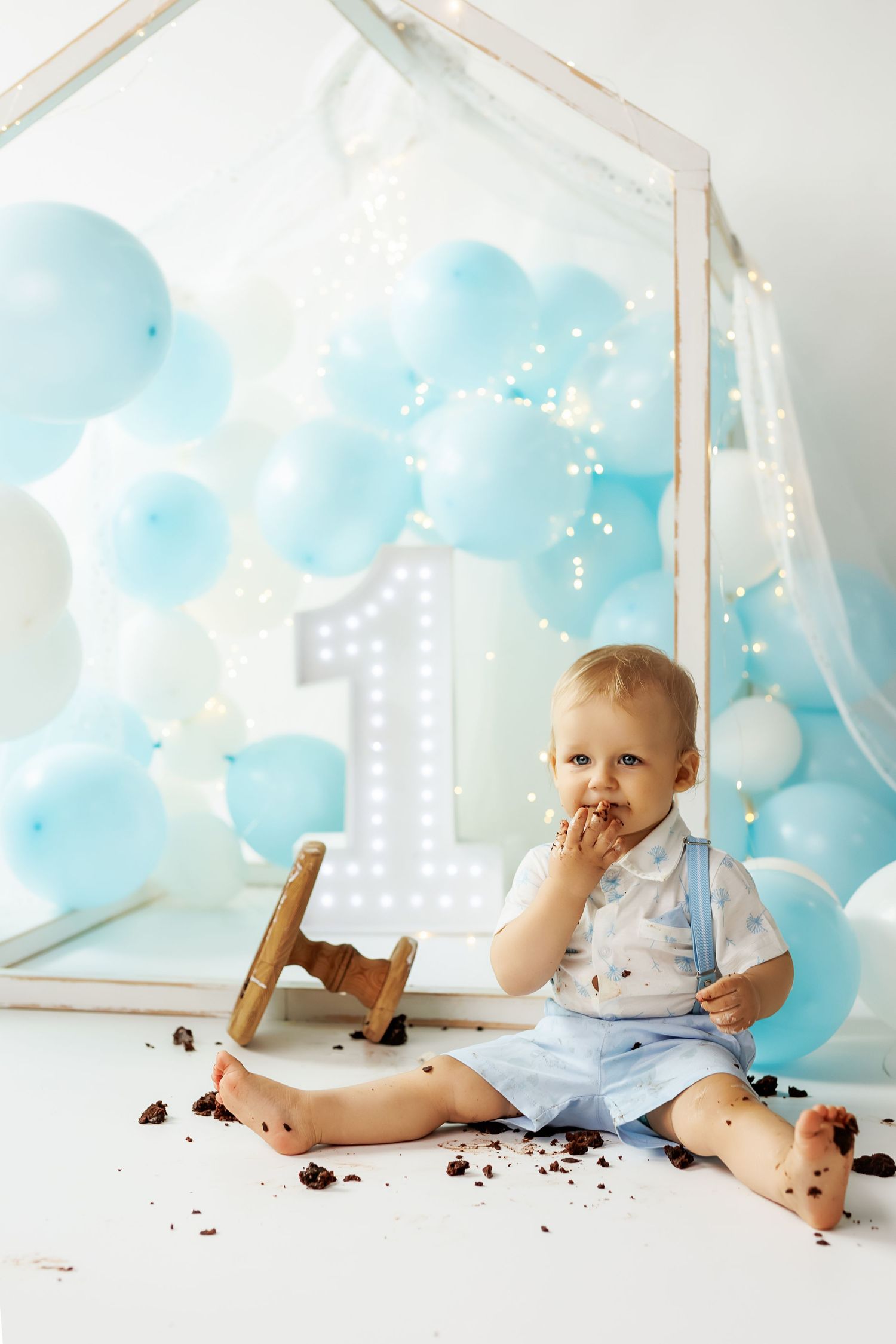 Laste sünnipäeva fotosessioon perega hubases fotostuudios TAllinnas. Fotograaf Evelin Talvar Cake smash.Lastepildid