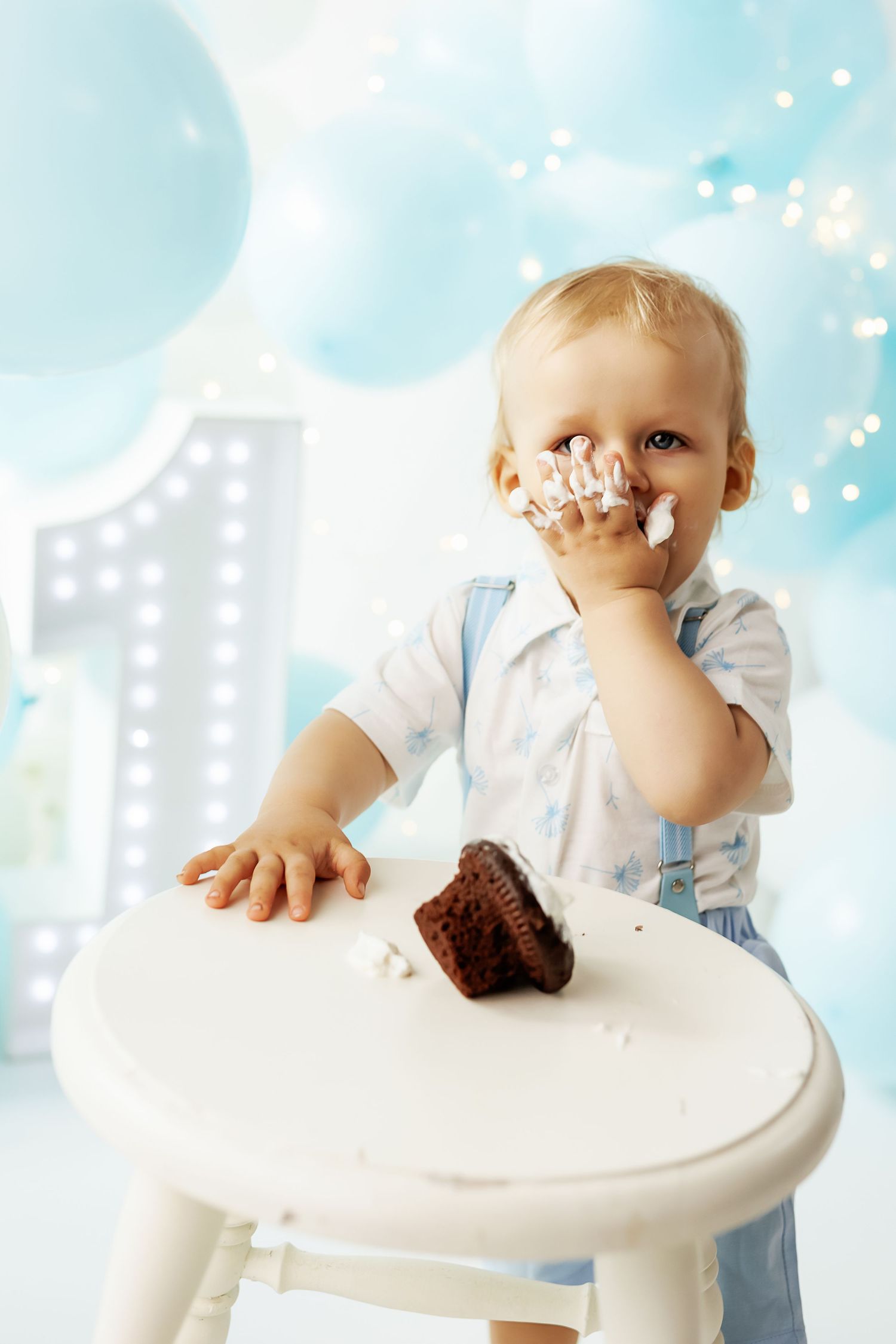 Laste sünnipäeva fotosessioon perega hubases fotostuudios TAllinnas. Fotograaf Evelin Talvar Cake smash.Lastepildid