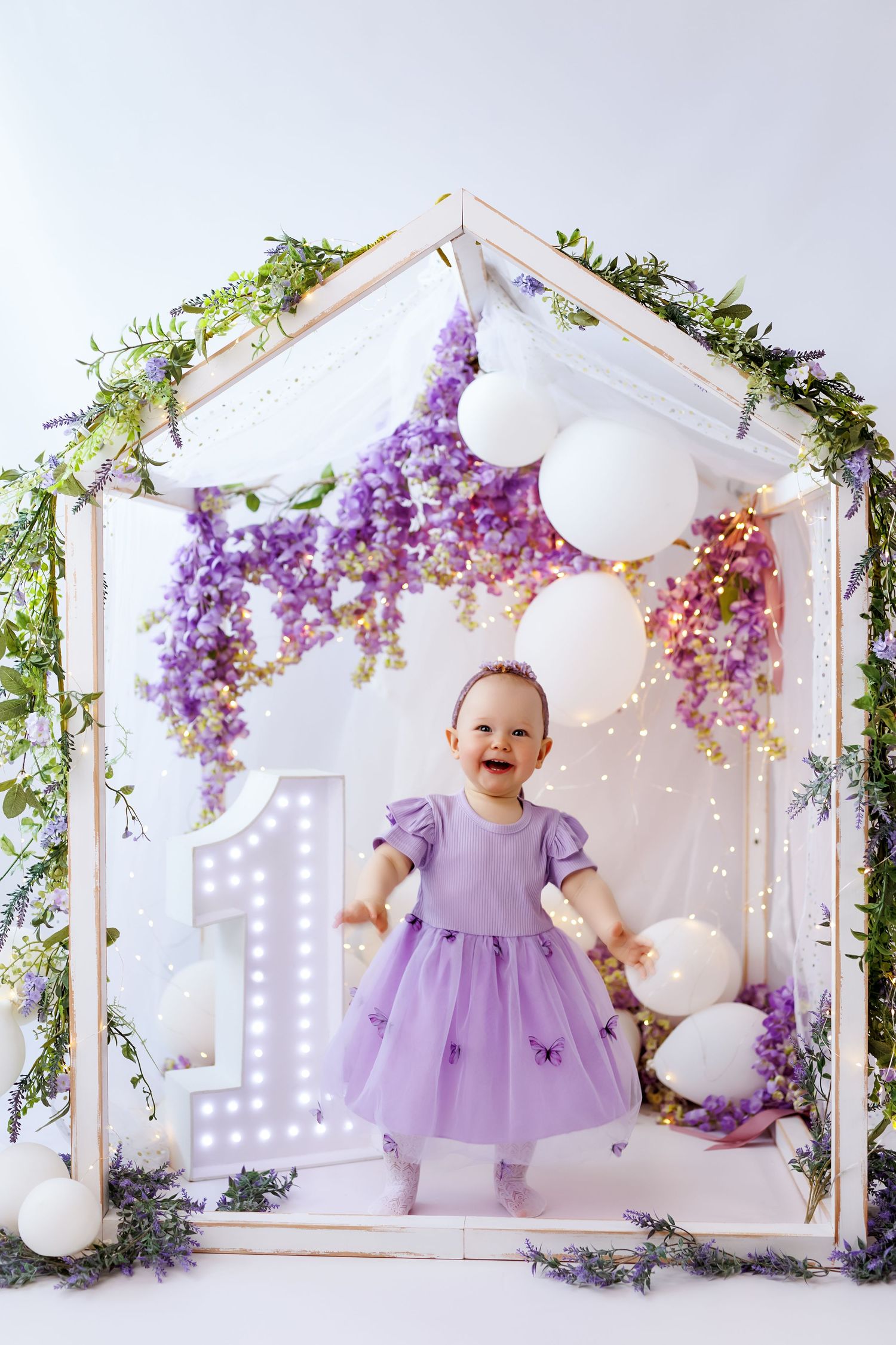 Laste sünnipäeva fotosessioon perega hubases fotostuudios TAllinnas. Fotograaf Evelin Talvar Cake smash.Lastepildid