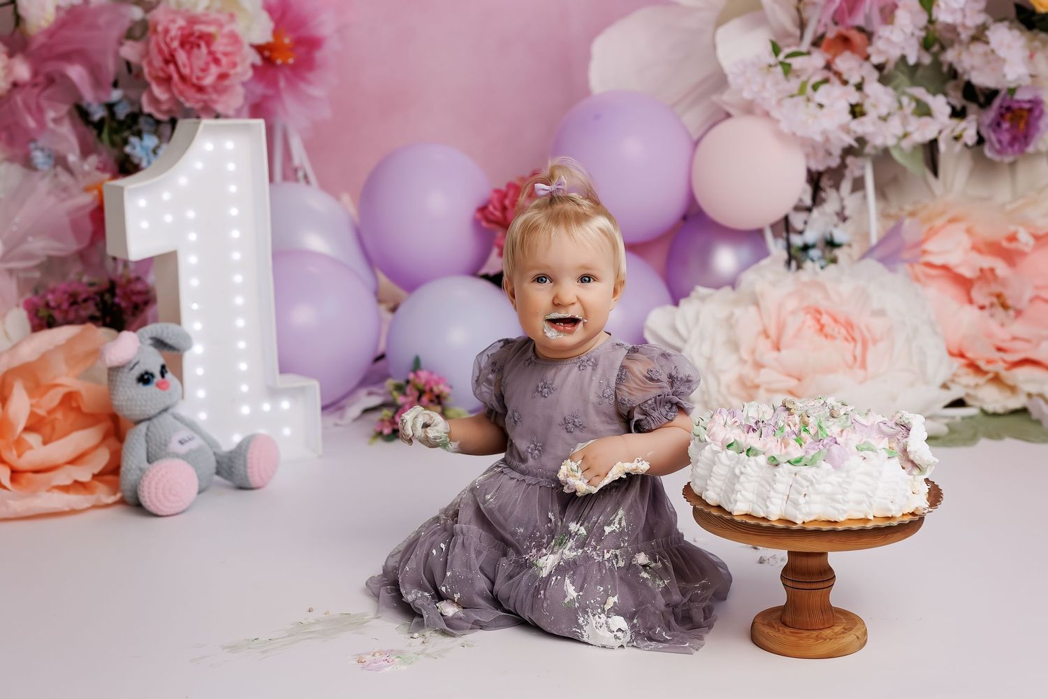 Perepildid fotostuudios. Fotosessioon. Lapse esimene sünnipäeva fotosessioon Tallinnas. Lastefotograaf Evelin Talvar Cake smash
