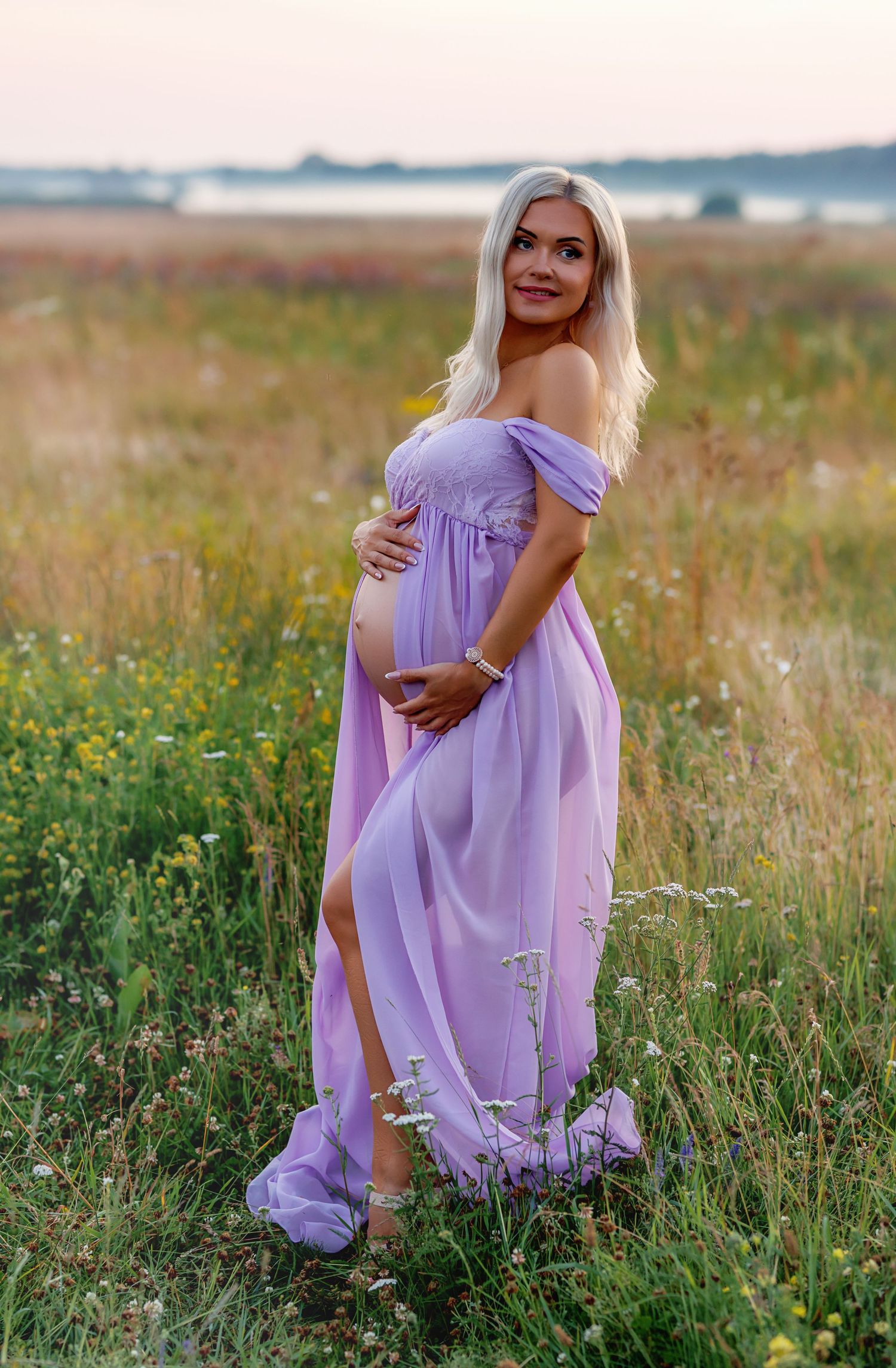 armas sirelililla beebiootuskleit. Fotograaf Evelin Talvar. Beebiootuse fotosessiooni Tallinna ümbruses looduses