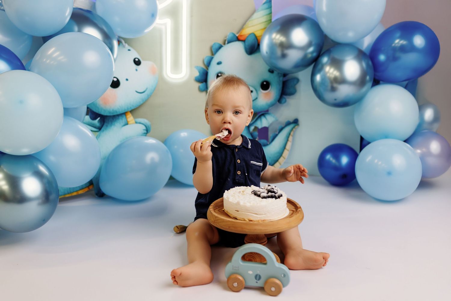 Perepildid fotostuudios. Fotosessioon. Lapse esimene sünnipäeva fotosessioon Tallinnas. Lastefotograaf Evelin Talvar Cake smash