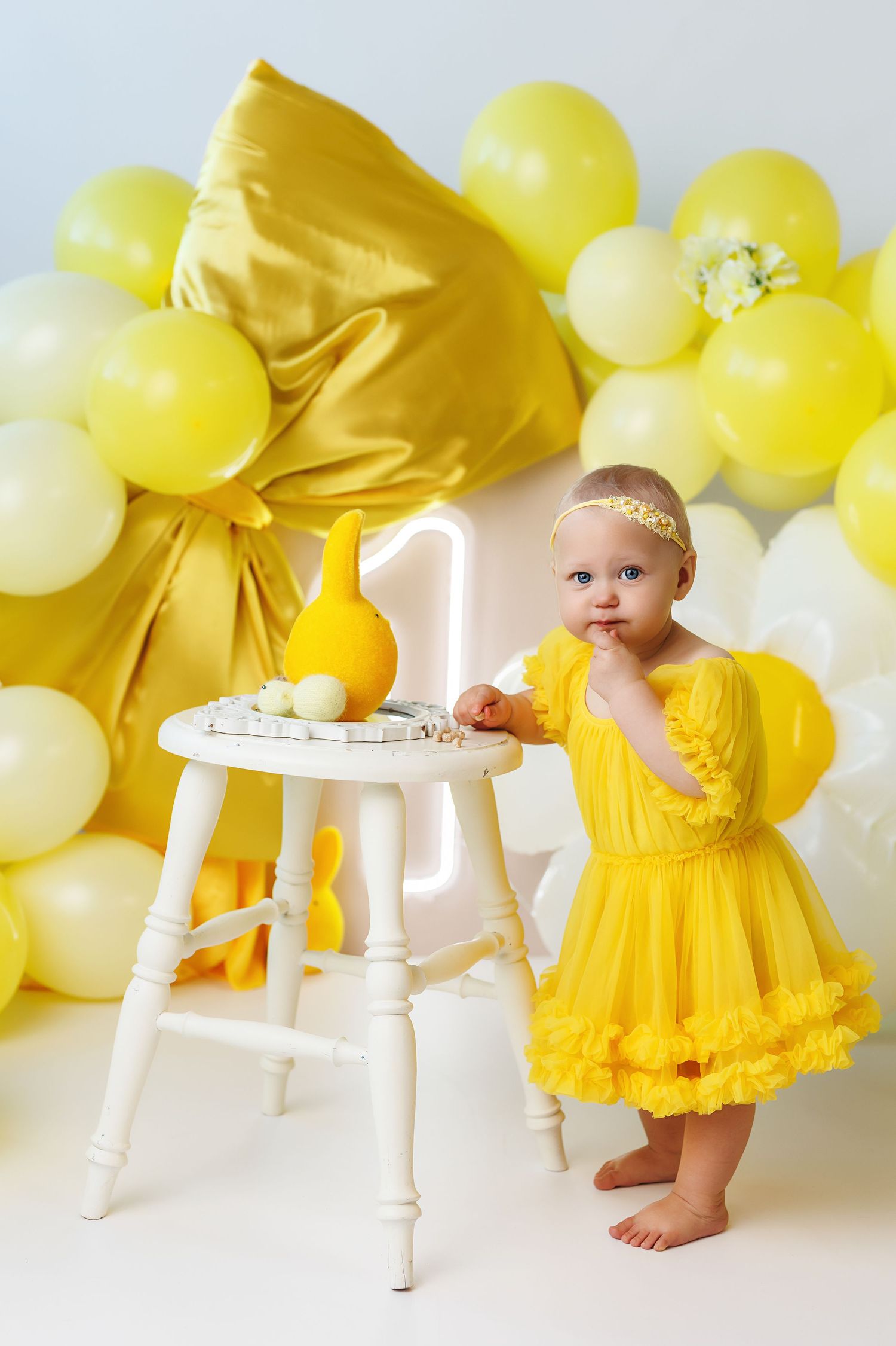 Laste sünnipäeva fotosessioon perega hubases fotostuudios TAllinnas. Fotograaf Evelin Talvar Cake smash